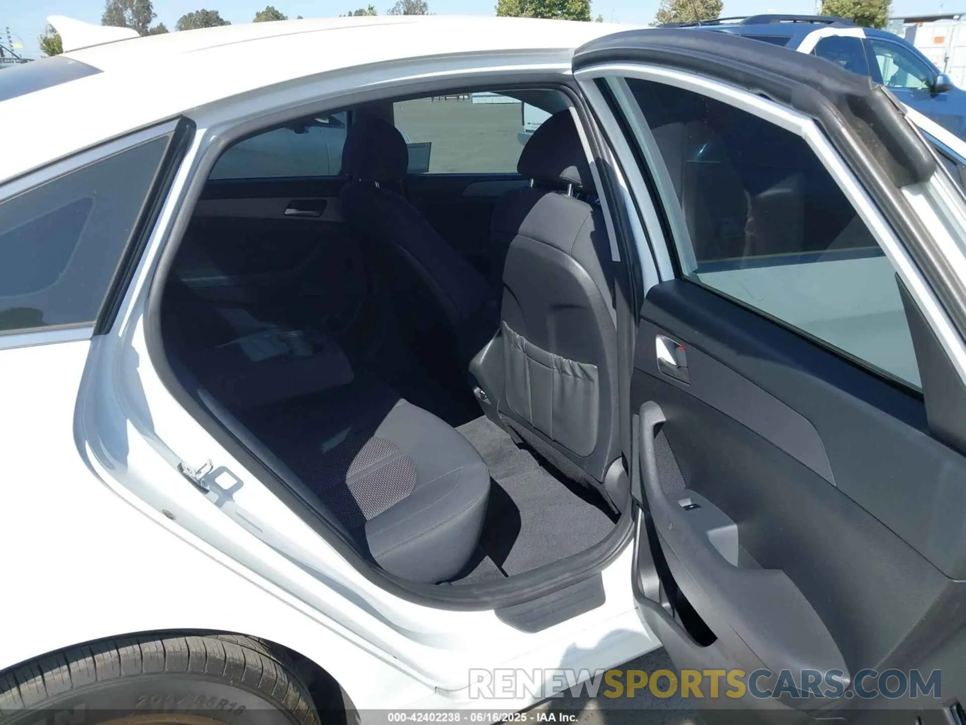 8 fotografías del automóvil dañado 5NPE24AF4KH748752 HYUNDAI SONATA 2019