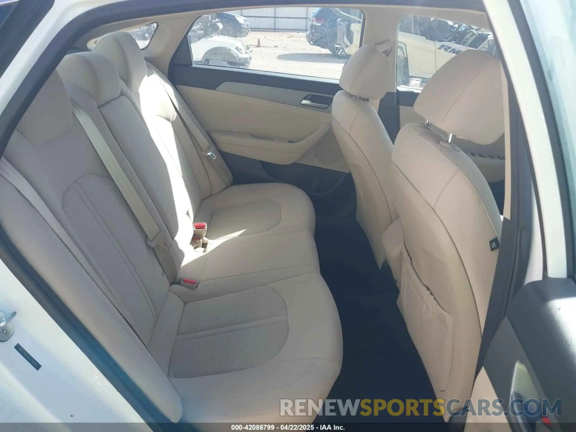 8 fotografías del automóvil dañado 5NPE24AF4KH749965 HYUNDAI SONATA 2019