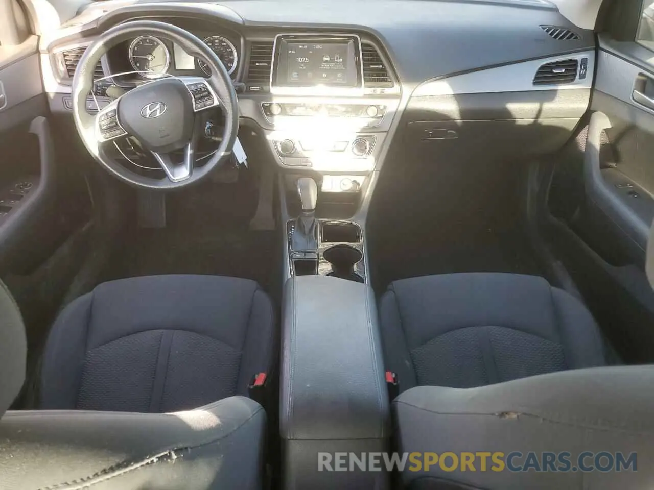 8 fotografías del automóvil dañado 5NPE24AF4KH766006 HYUNDAI SONATA 2019