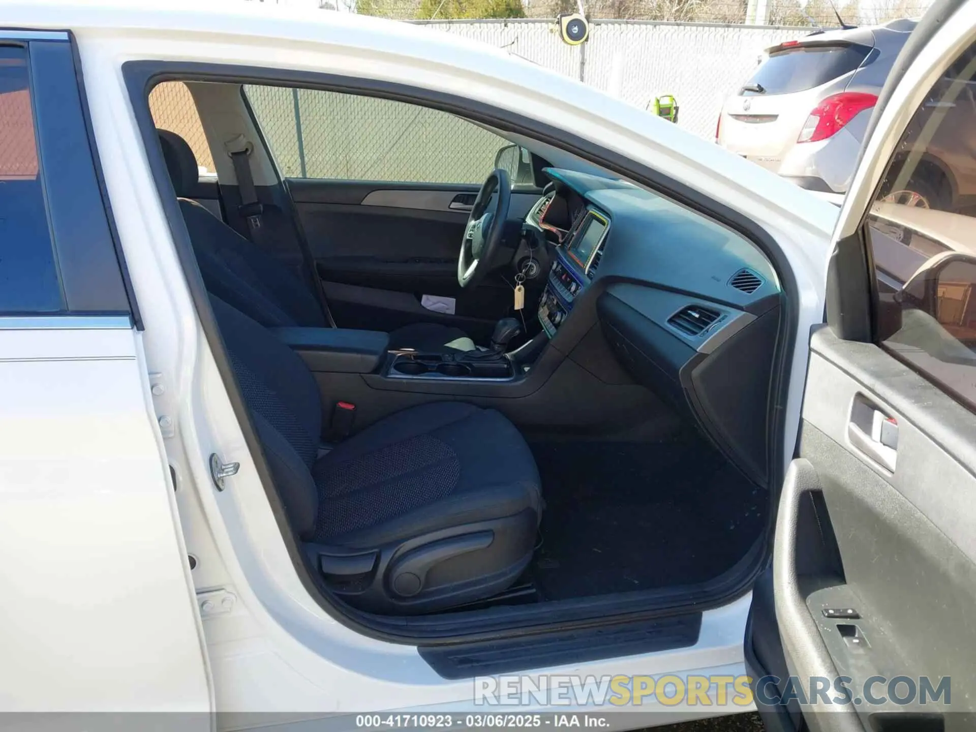 5 fotografías del automóvil dañado 5NPE24AF5KH738070 HYUNDAI SONATA 2019