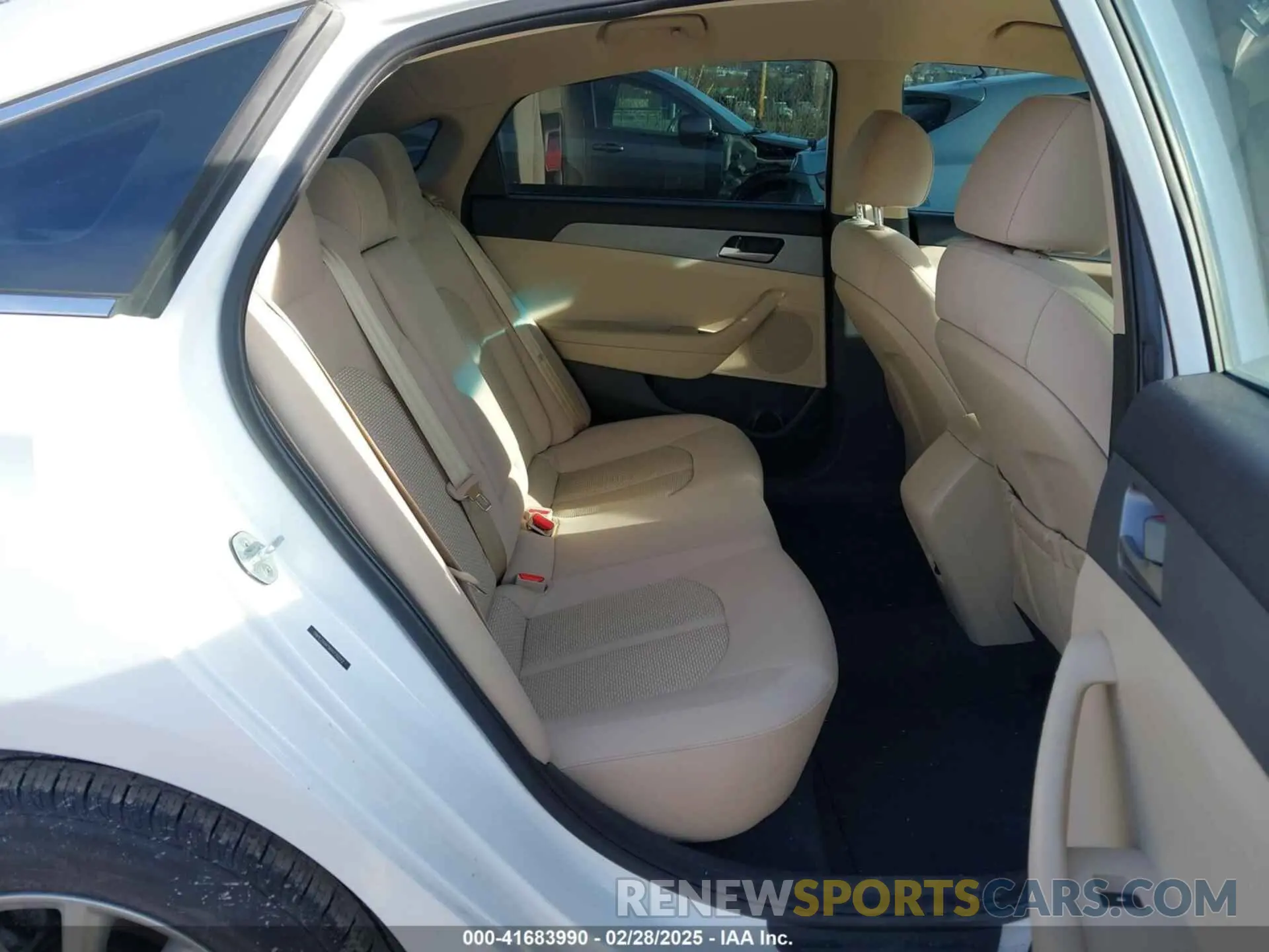 8 fotografías del automóvil dañado 5NPE24AF5KH770212 HYUNDAI SONATA 2019