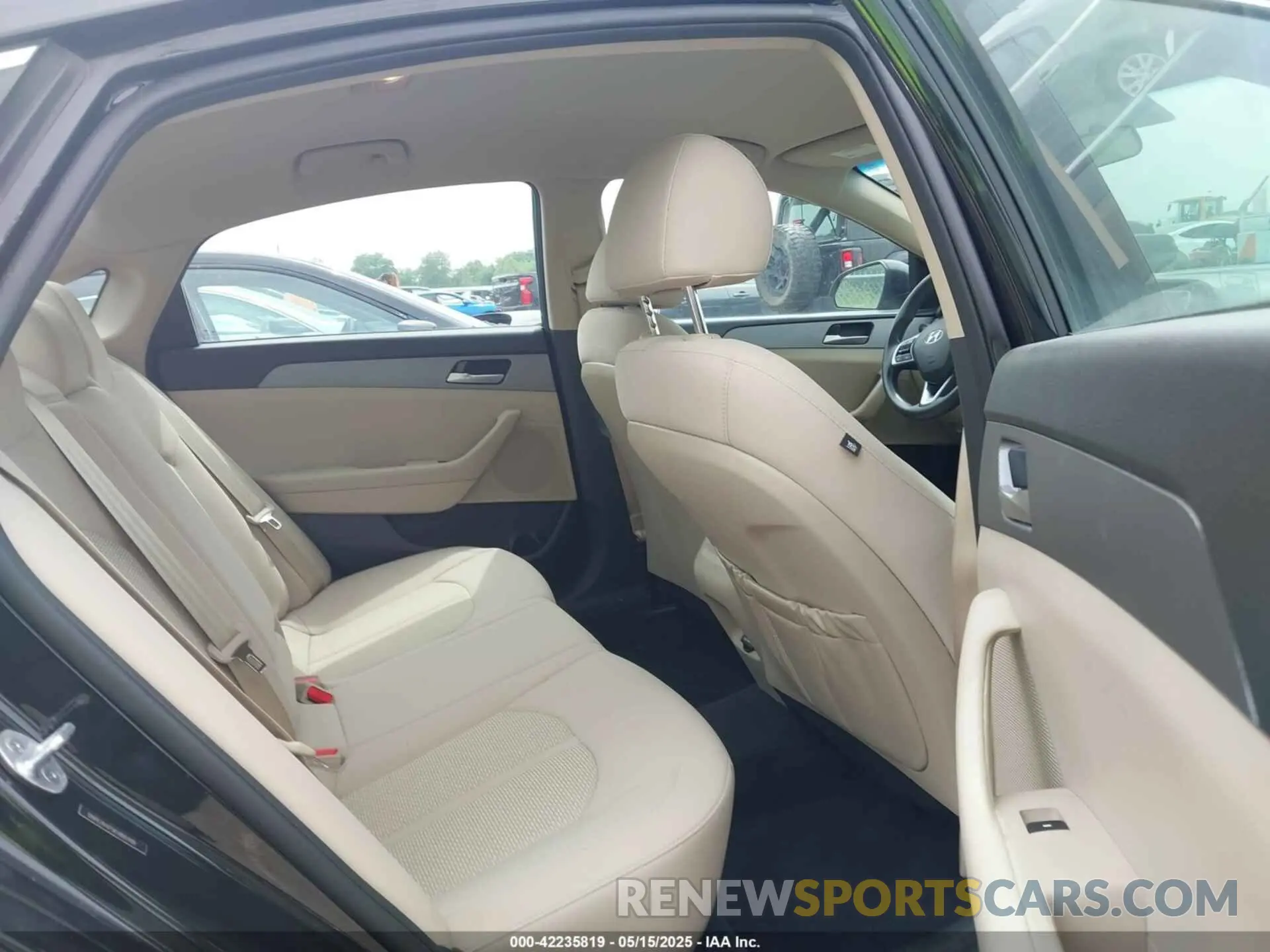 8 fotografías del automóvil dañado 5NPE24AF5KH805900 HYUNDAI SONATA 2019