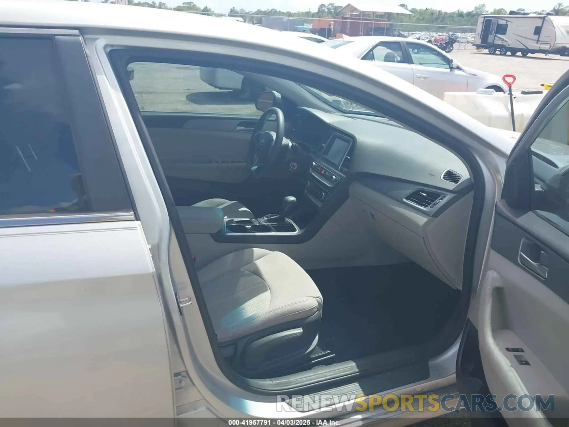 5 fotografías del automóvil dañado 5NPE24AF6KH746694 HYUNDAI SONATA 2019