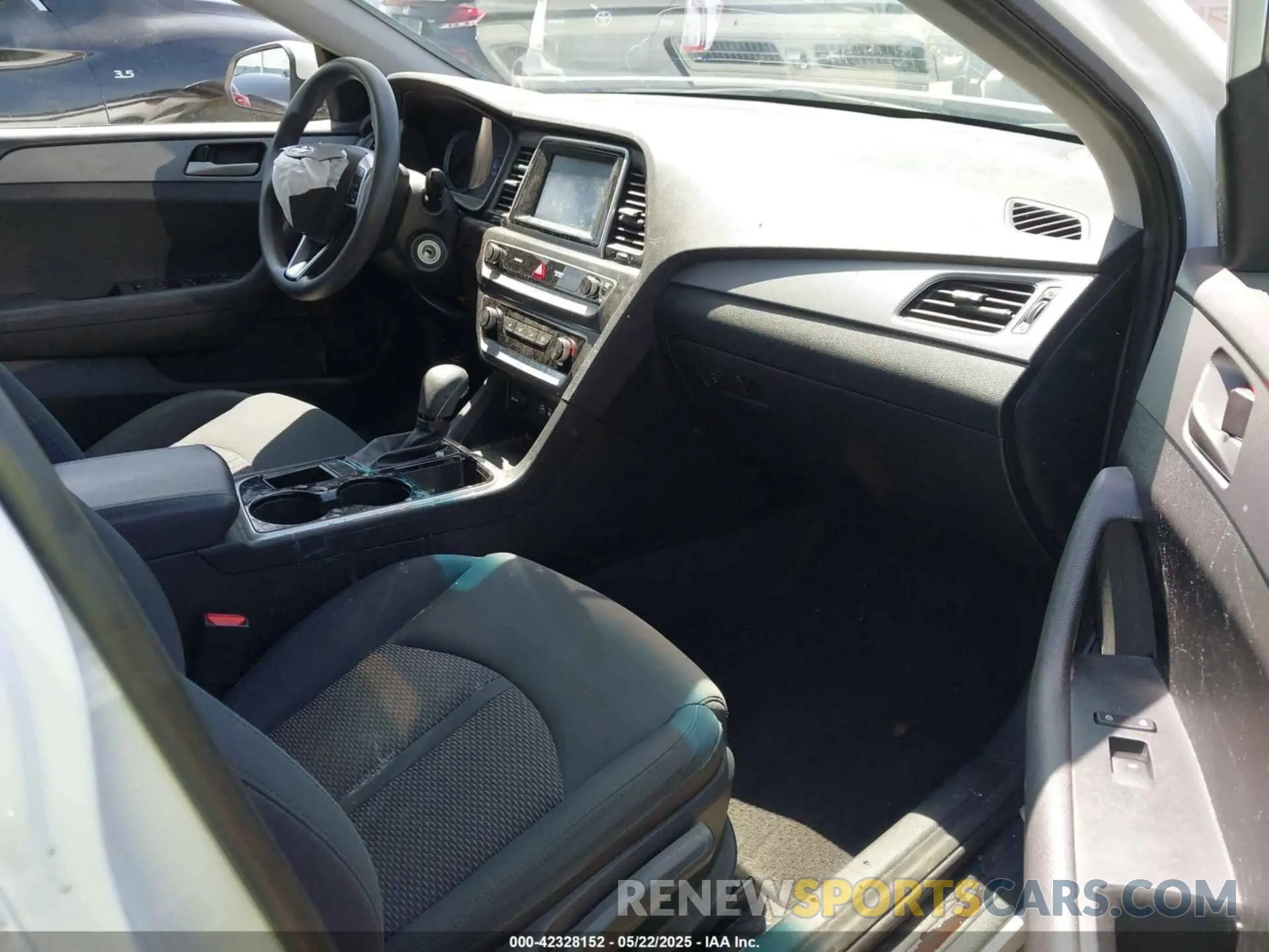 5 fotografías del automóvil dañado 5NPE24AF7KH736238 HYUNDAI SONATA 2019