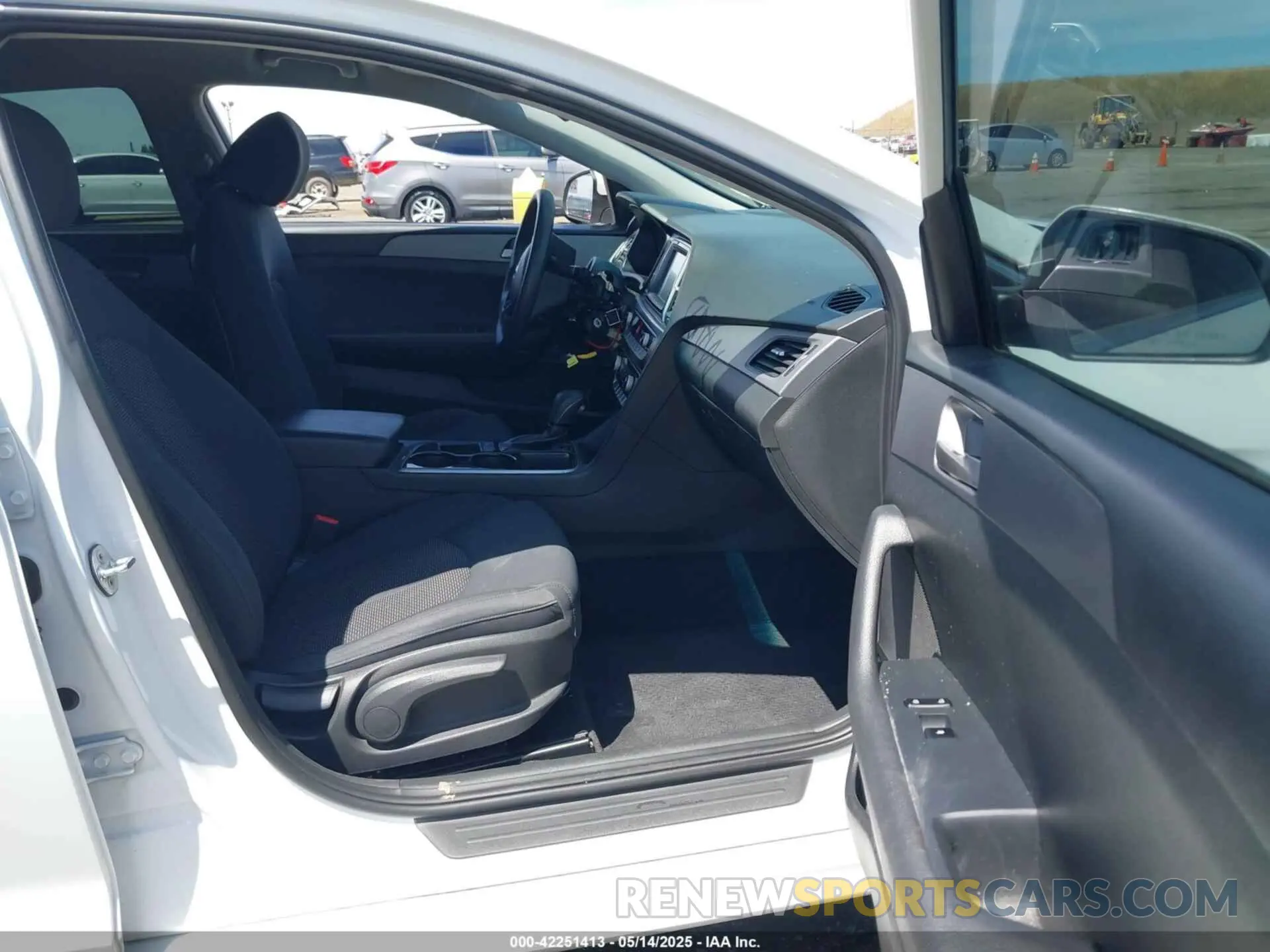 5 fotografías del automóvil dañado 5NPE24AFXKH739599 HYUNDAI SONATA 2019