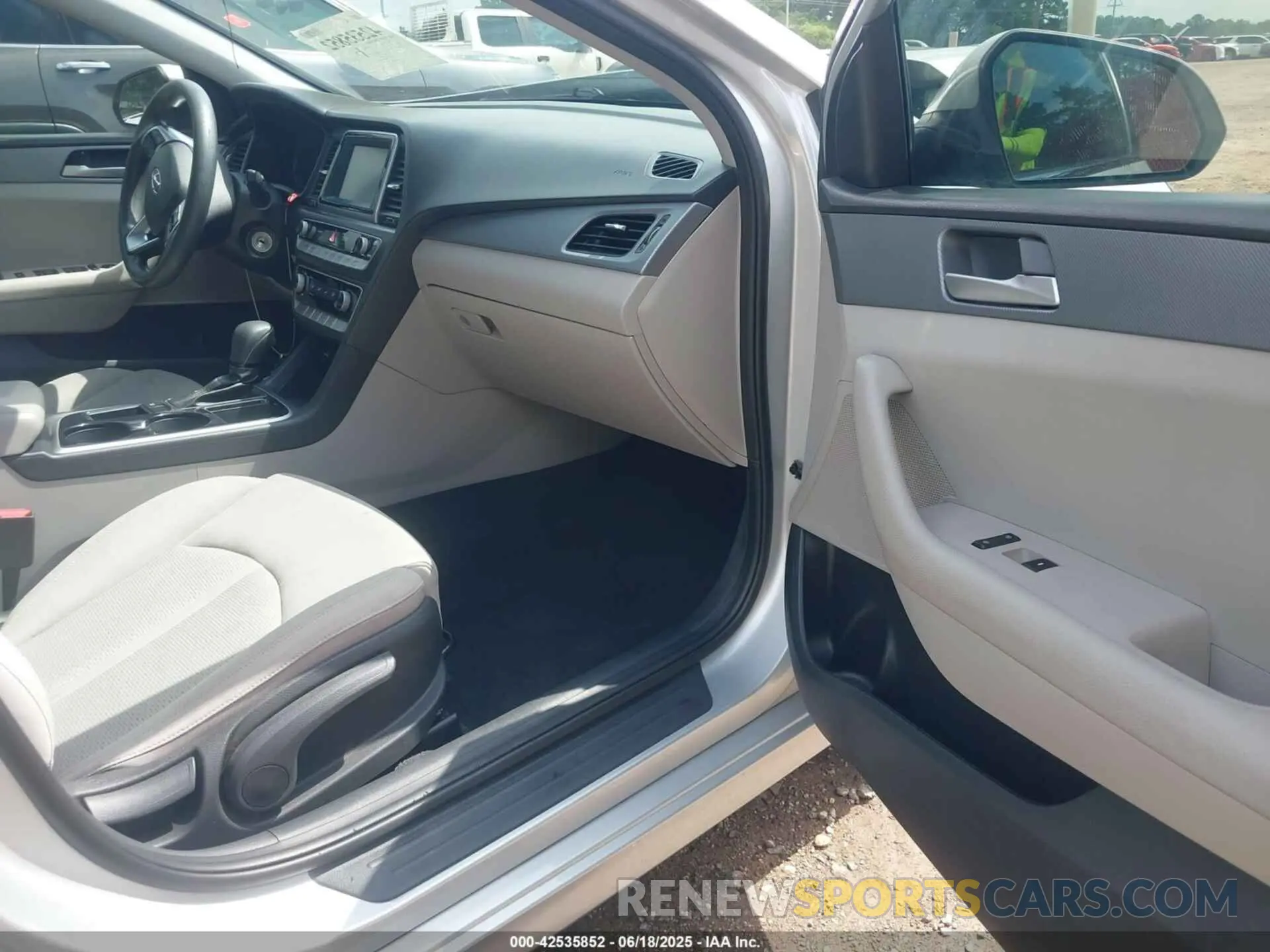 5 fotografías del automóvil dañado 5NPE24AFXKH799253 HYUNDAI SONATA 2019