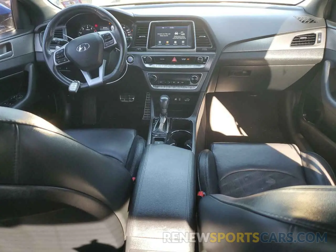 8 fotografías del automóvil dañado 5NPE34AF3KH726853 HYUNDAI SONATA 2019
