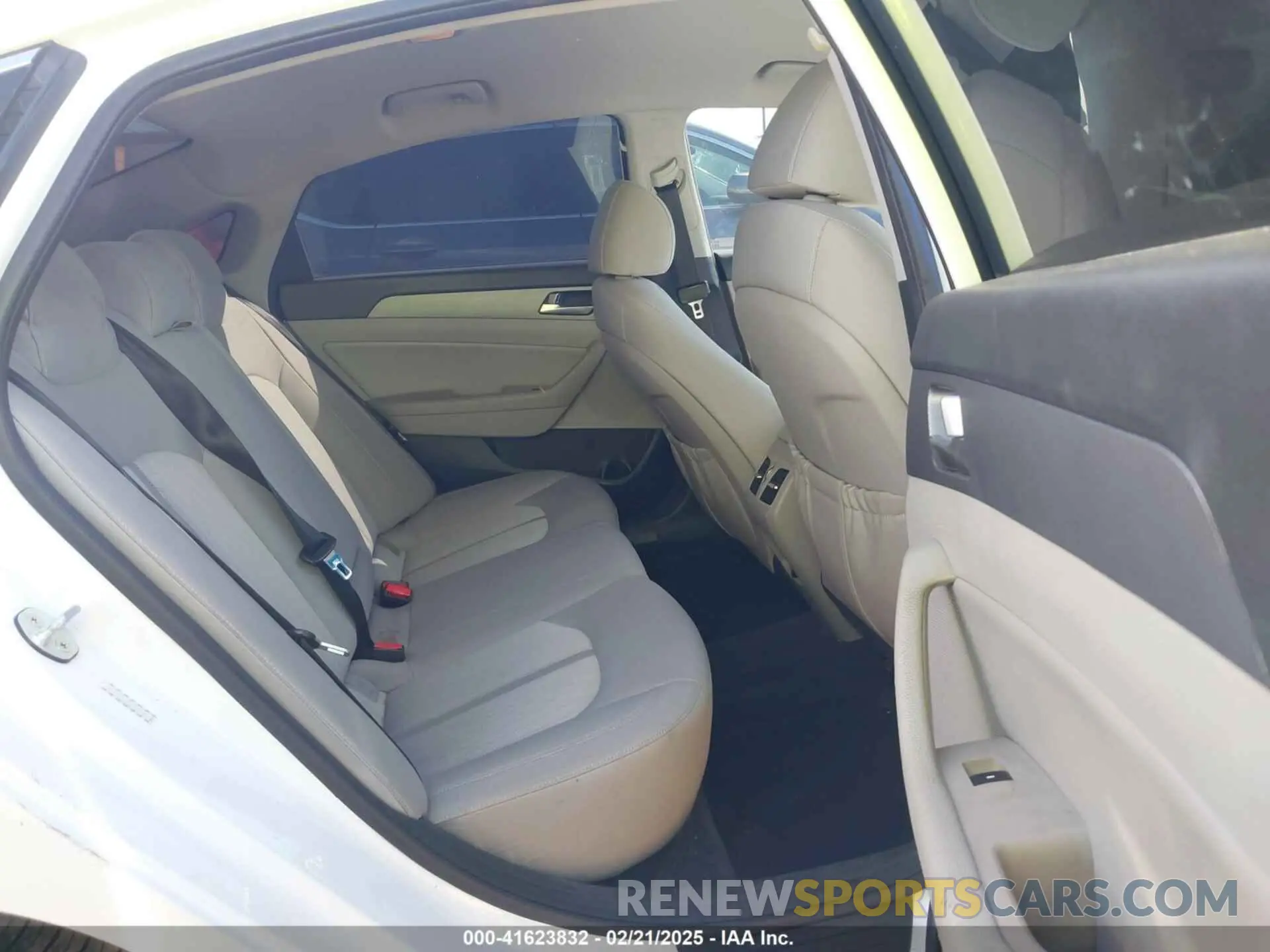8 fotografías del automóvil dañado KMHE14L24KA089166 HYUNDAI SONATA PLUG-IN HYBRID 2019