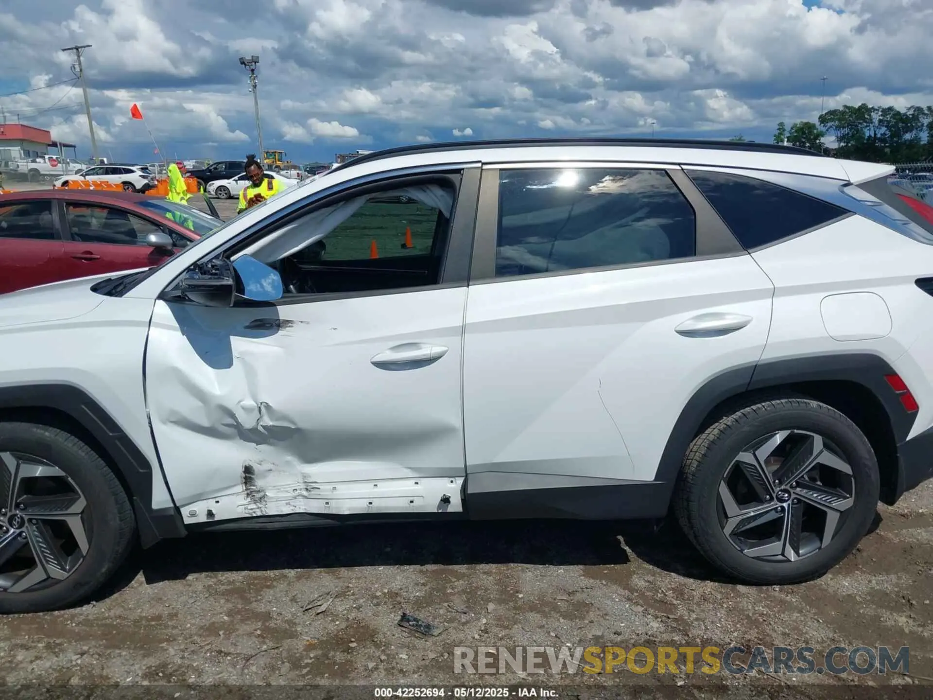 14 fotografías del automóvil dañado 5NMJC3AE7NH057679 HYUNDAI TUCSON 2022