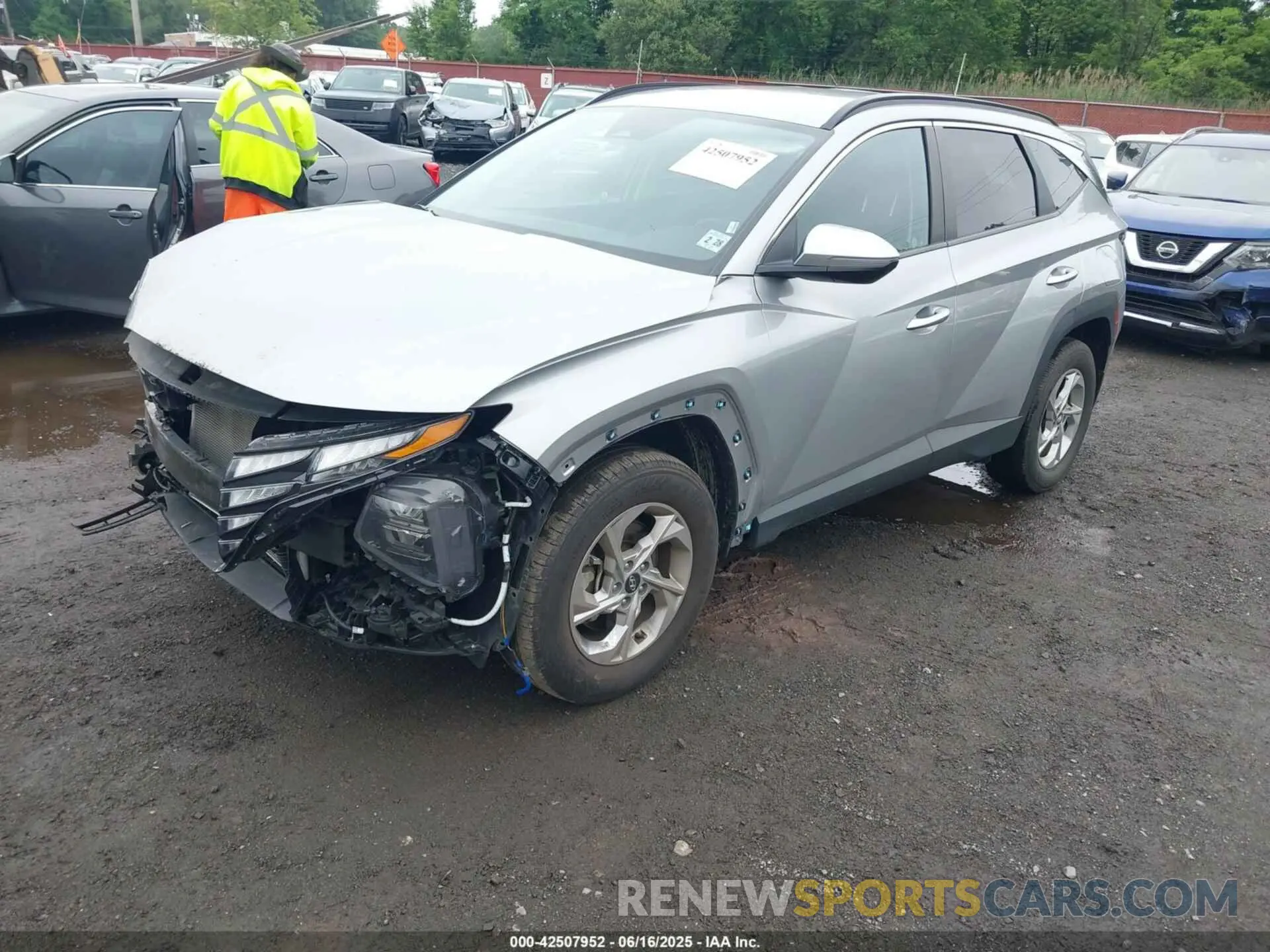 2 fotografías del automóvil dañado 5NMJBCAE3PH219653 HYUNDAI TUCSON 2023