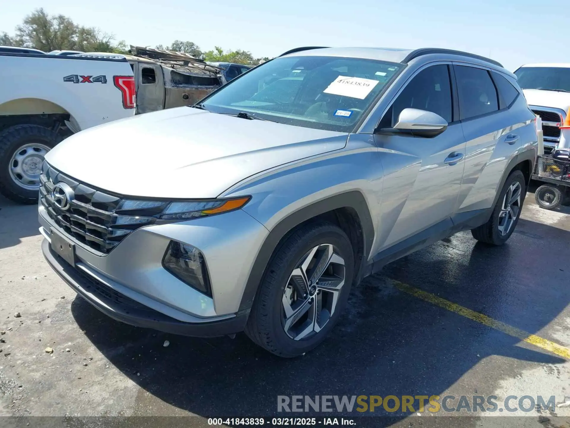 2 fotografías del automóvil dañado 5NMJFCAE0PH221025 HYUNDAI TUCSON 2023