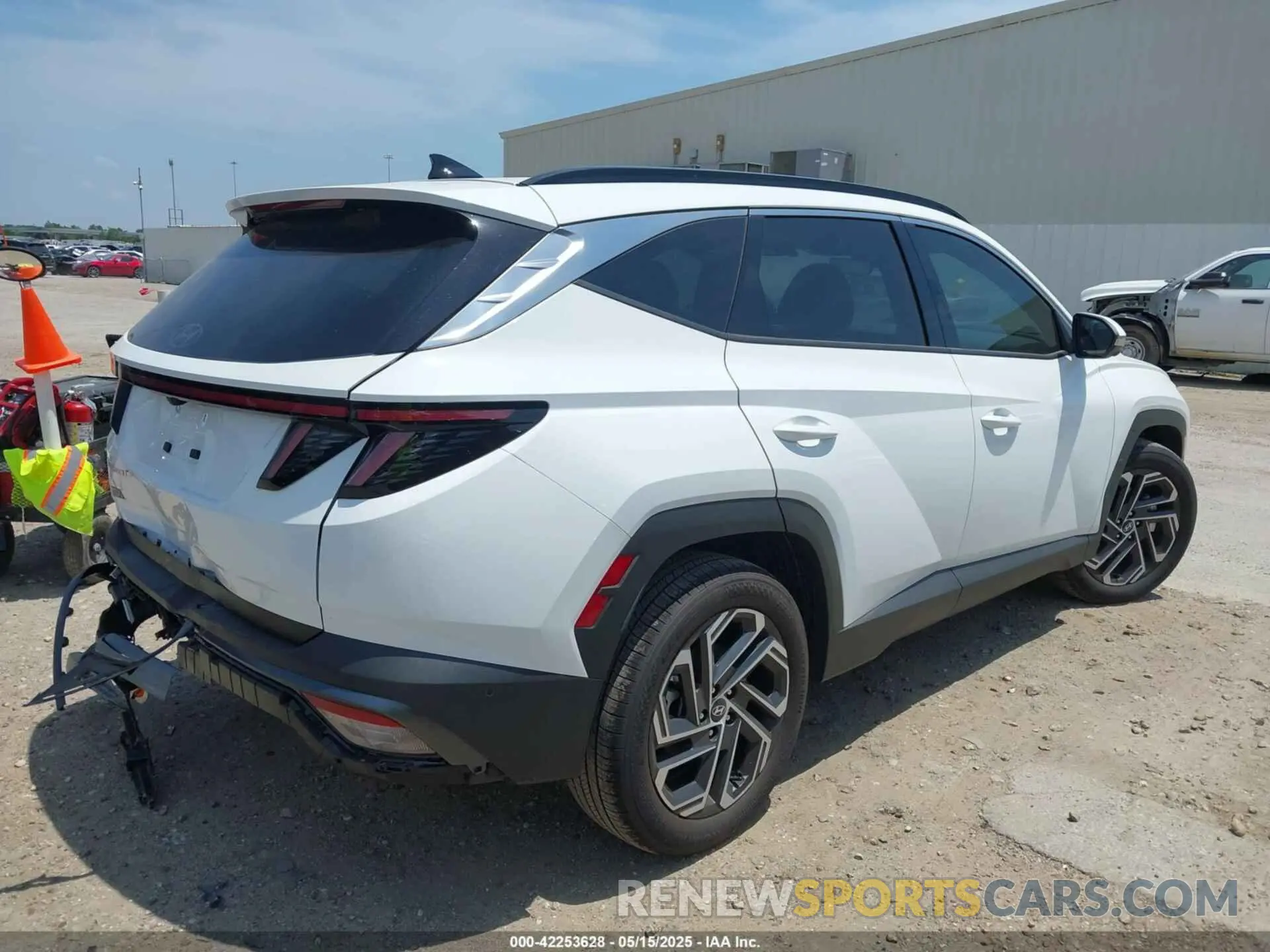 4 fotografías del automóvil dañado 5NMJE3DE6SH494039 HYUNDAI TUCSON 2025