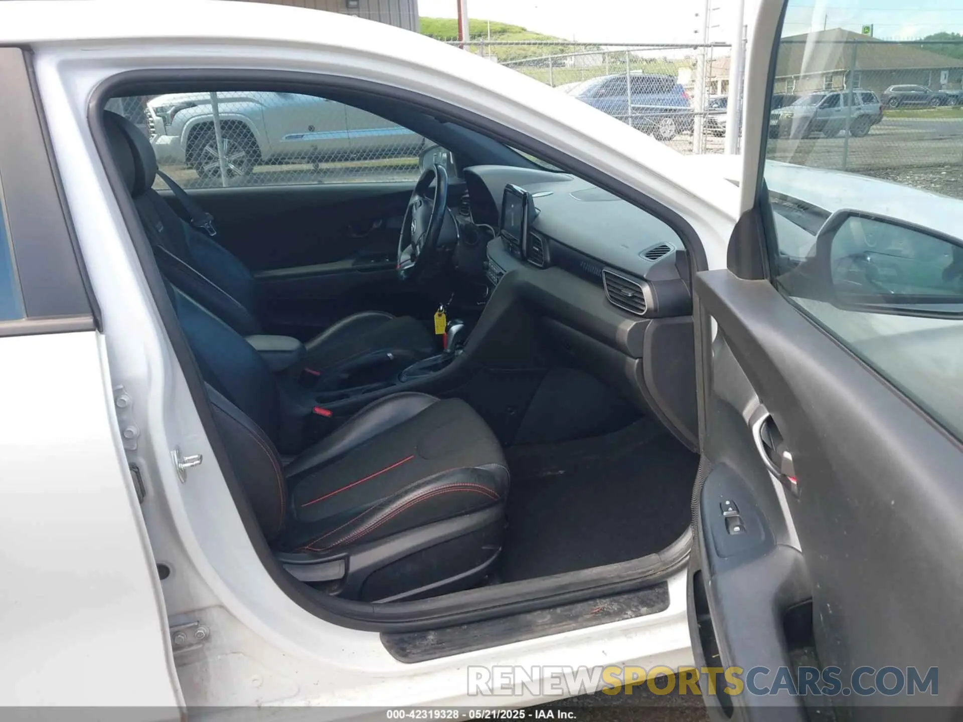 5 fotografías del automóvil dañado KMHTG6AF8LU028992 HYUNDAI VELOSTER 2020