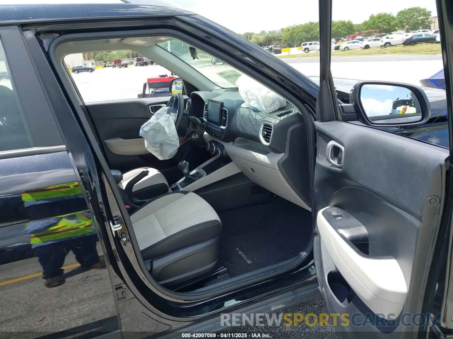 5 fotografías del automóvil dañado KMHRC8A31MU115576 HYUNDAI VENUE 2021