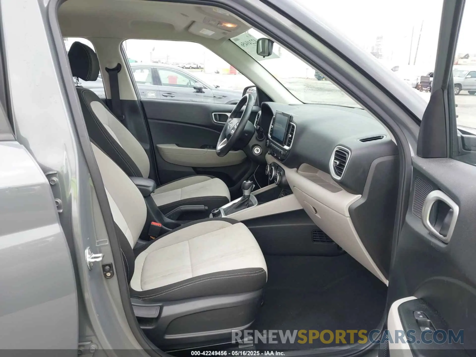 5 fotografías del automóvil dañado KMHRC8A32MU101718 HYUNDAI VENUE 2021