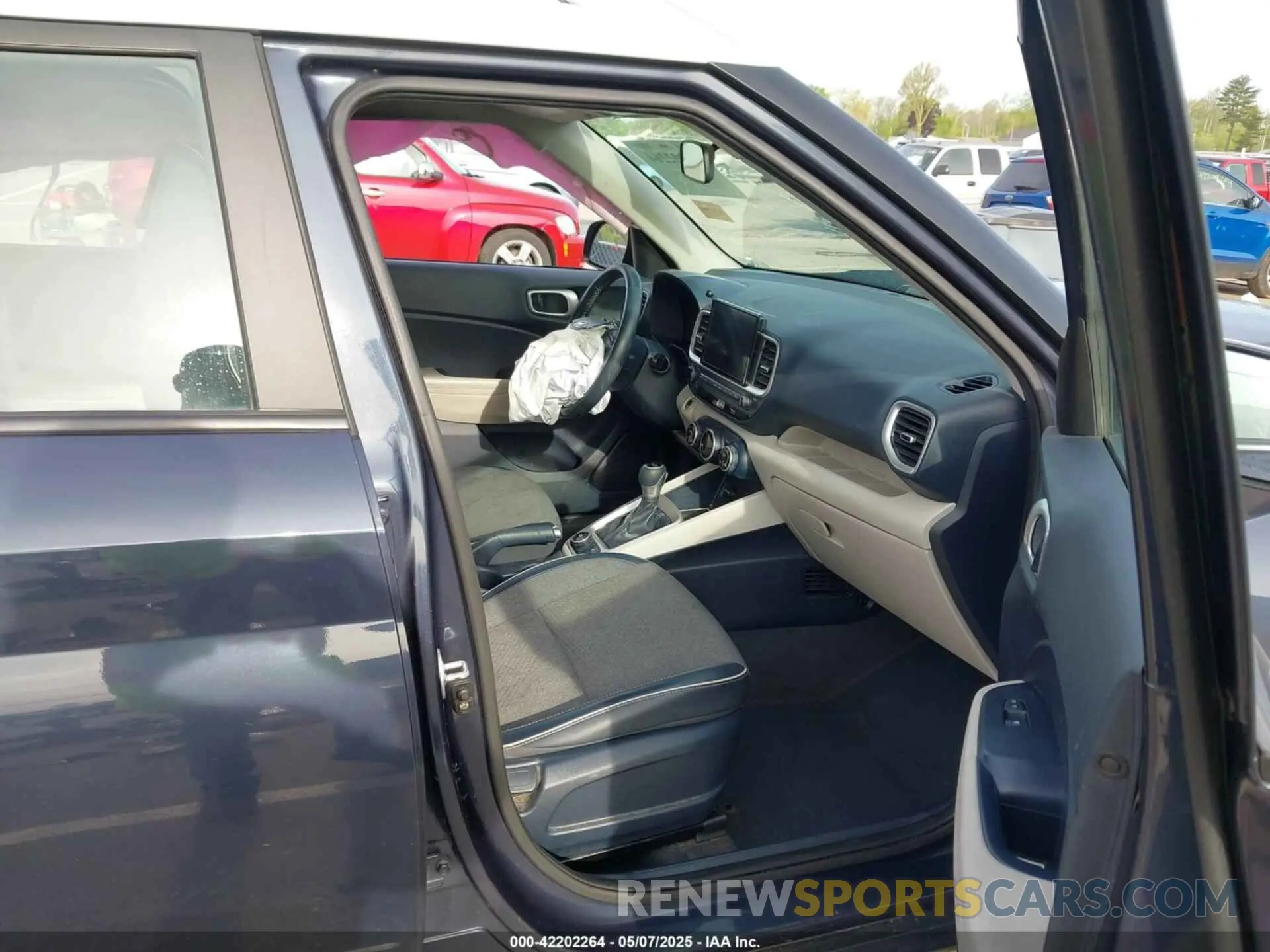 5 fotografías del automóvil dañado KMHRC8A37MU092272 HYUNDAI VENUE 2021
