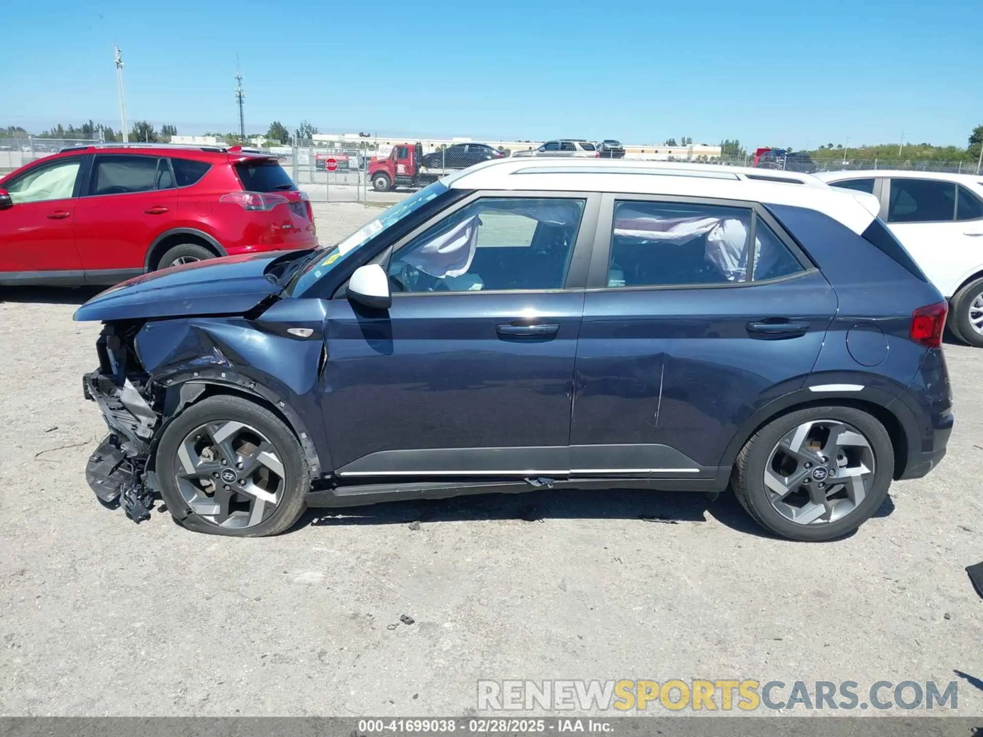 14 fotografías del automóvil dañado KMHRC8A34PU232220 HYUNDAI VENUE 2023