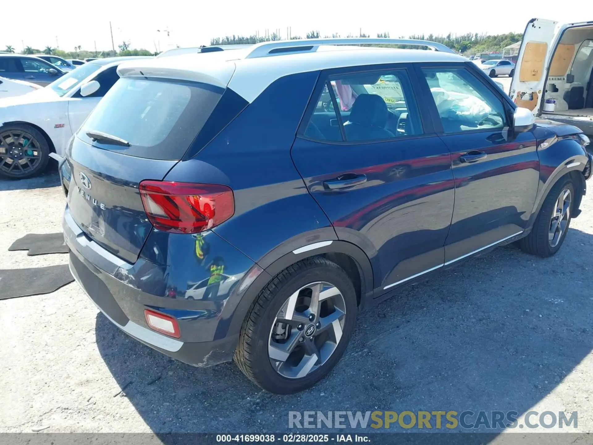 4 fotografías del automóvil dañado KMHRC8A34PU232220 HYUNDAI VENUE 2023