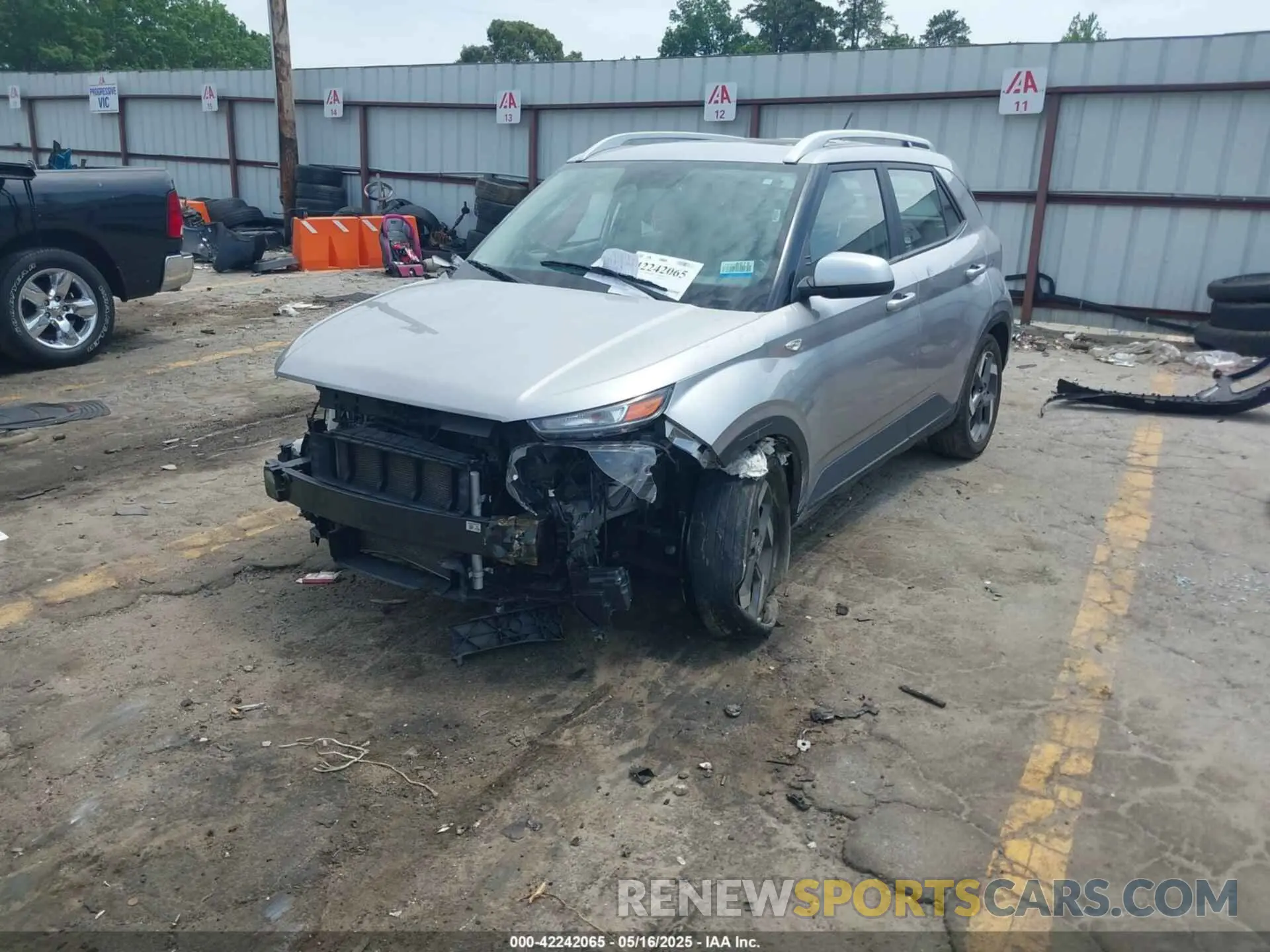 2 fotografías del automóvil dañado KMHRC8A34PU250927 HYUNDAI VENUE 2023