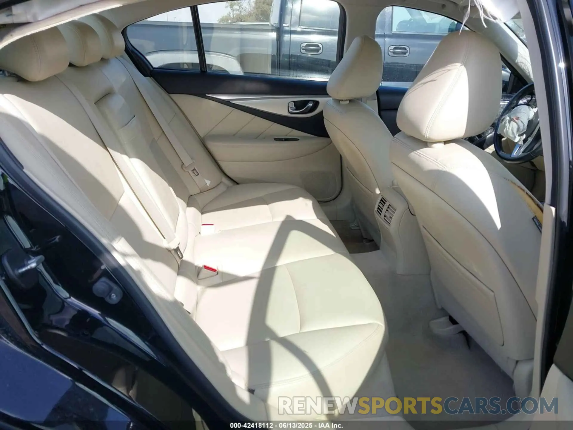 8 fotografías del automóvil dañado JN1EV7AP8KM543395 INFINITI Q50 2019