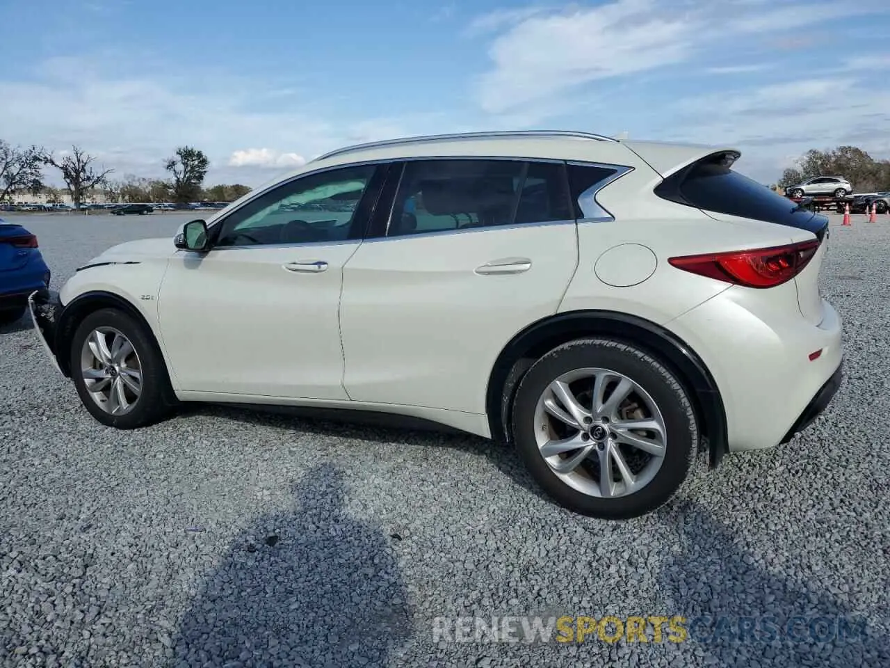 2 fotografías del automóvil dañado SJKCH5CP0KA011537 INFINITI QX30 2019