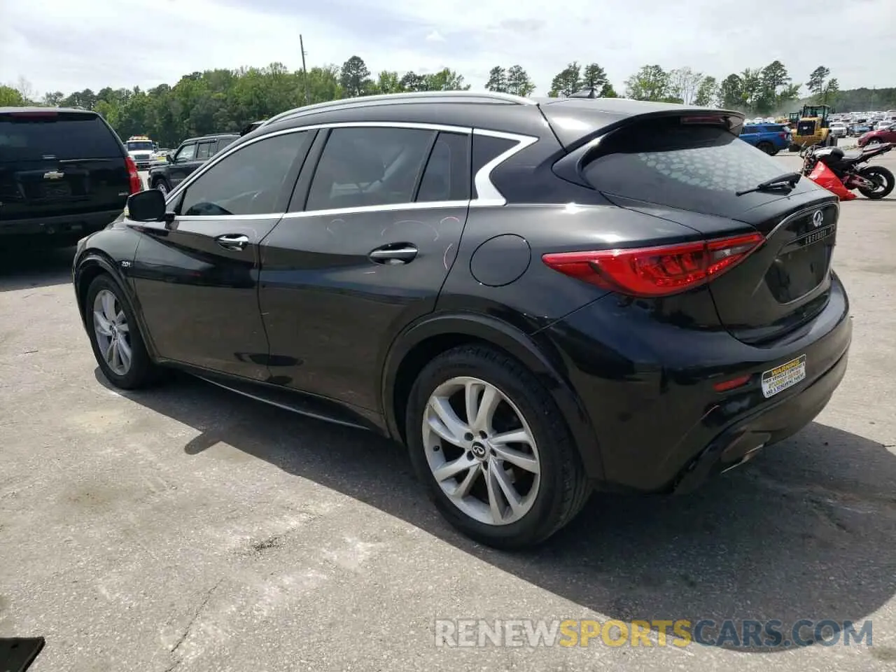 2 fotografías del automóvil dañado SJKCH5CP3KA007112 INFINITI QX30 2019