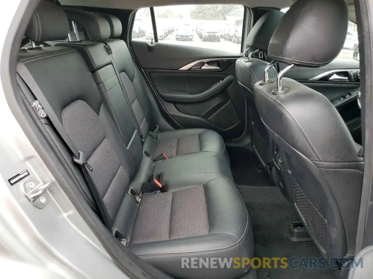 10 fotografías del automóvil dañado SJKCH5CP4KA011380 INFINITI QX30 2019