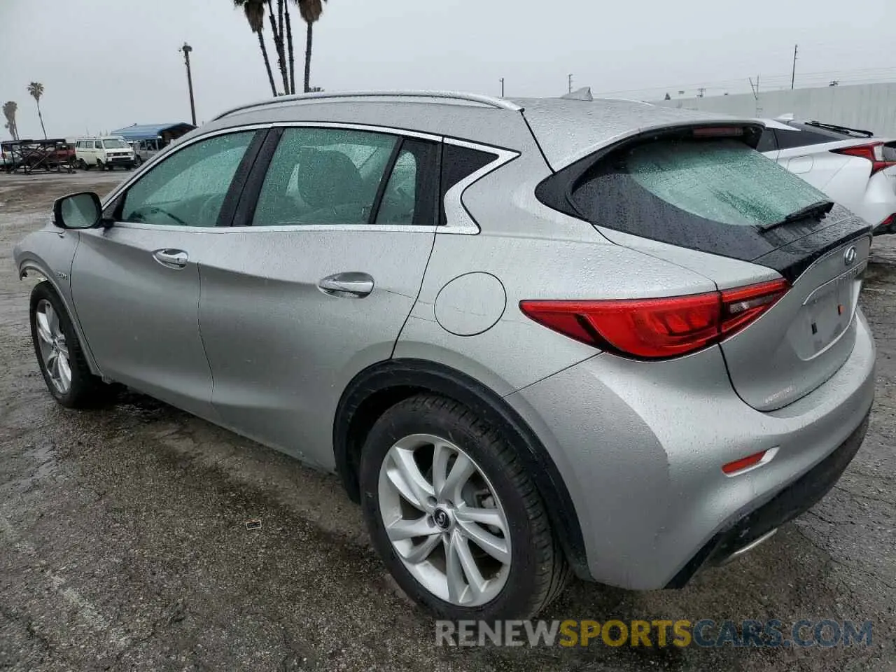 2 fotografías del automóvil dañado SJKCH5CP4KA011380 INFINITI QX30 2019