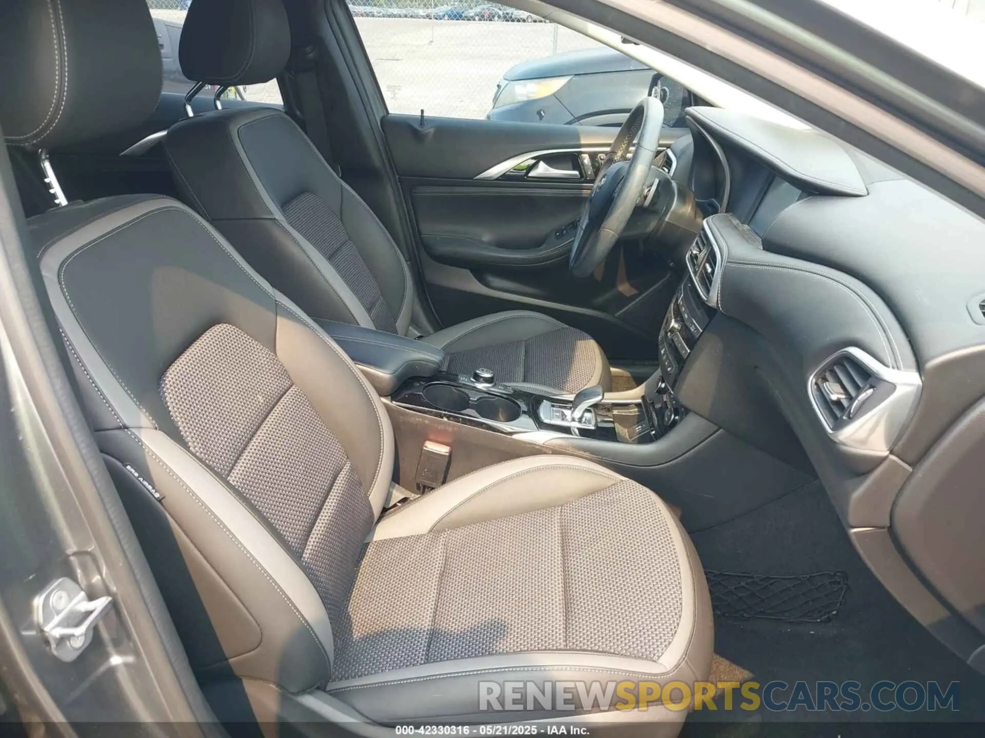 5 fotografías del automóvil dañado SJKCH5CR2KA009144 INFINITI QX30 2019