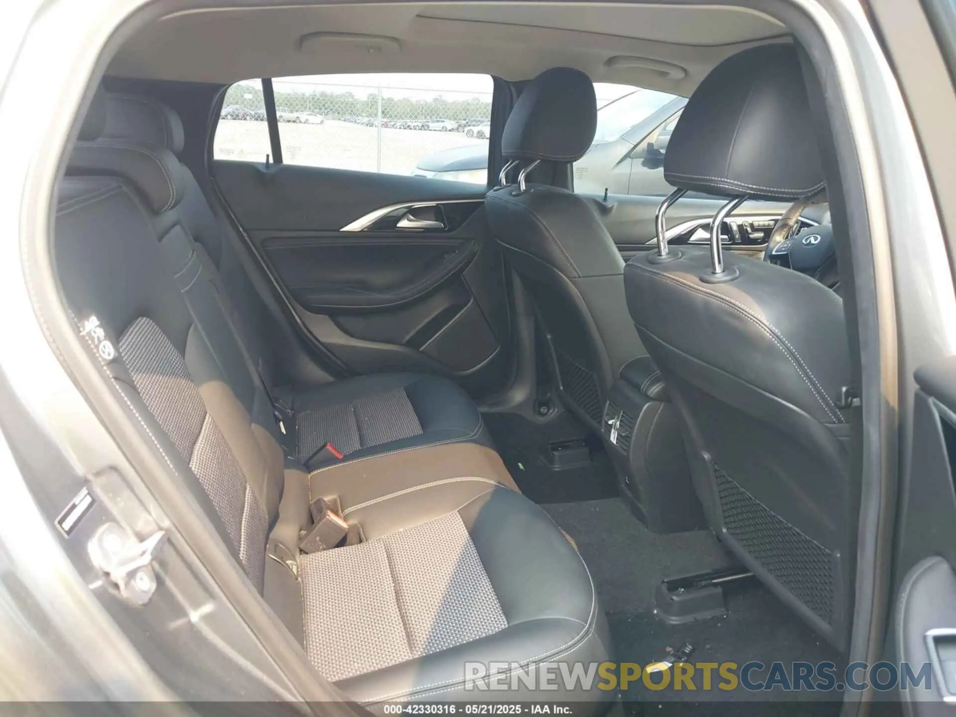 8 fotografías del automóvil dañado SJKCH5CR2KA009144 INFINITI QX30 2019