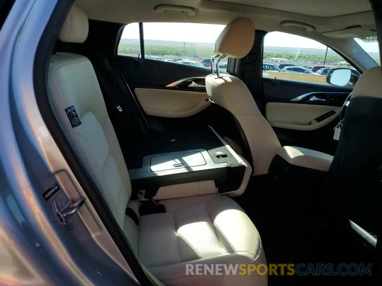 10 fotografías del automóvil dañado SJKCH5CR2KA011265 INFINITI QX30 2019