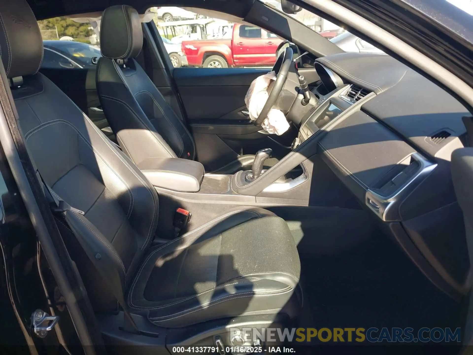 5 fotografías del automóvil dañado SADFM2GX1K1Z37177 JAGUAR E-PACE 2019