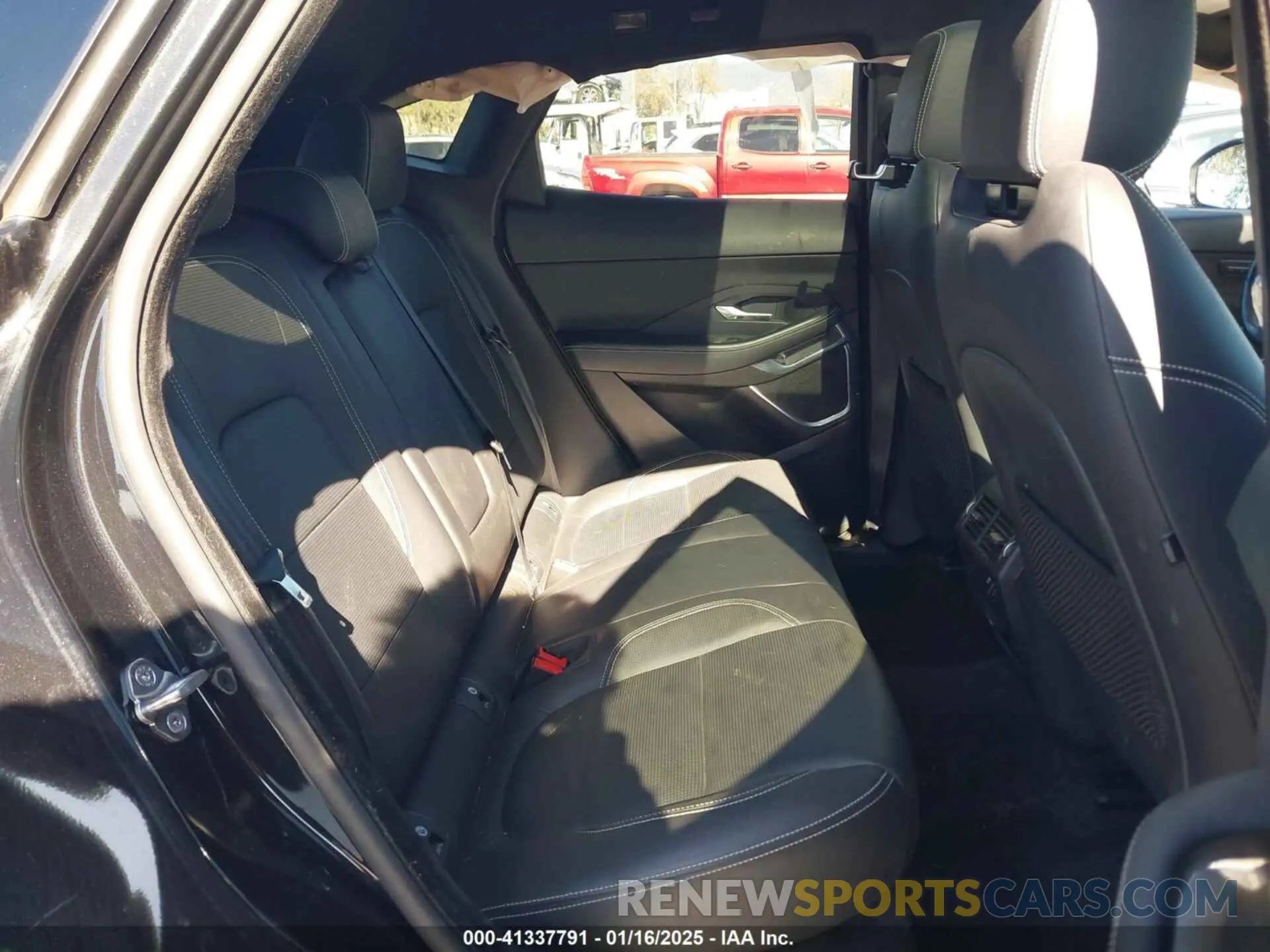 8 fotografías del automóvil dañado SADFM2GX1K1Z37177 JAGUAR E-PACE 2019