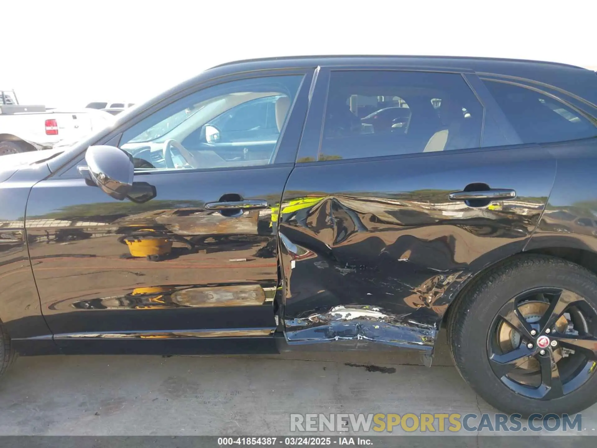15 fotografías del automóvil dañado SADCJ2EX0PA717728 JAGUAR F-PACE 2023