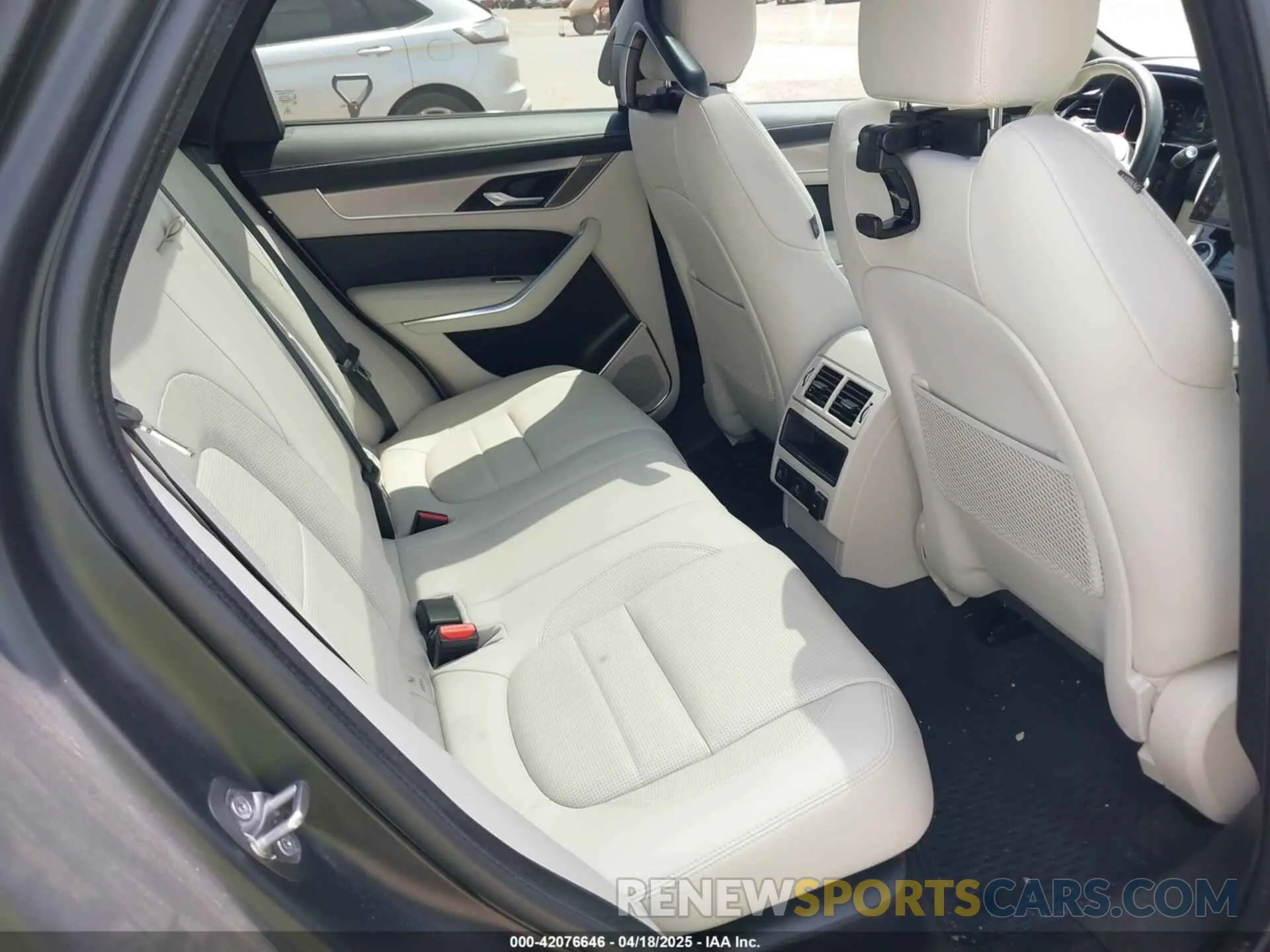 8 fotografías del automóvil dañado SADCT2EX3RA724086 JAGUAR F-PACE 2024