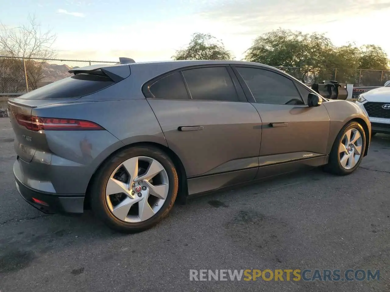 3 fotografías del automóvil dañado SADHB2S10K1F73211 JAGUAR I-PACE 2019