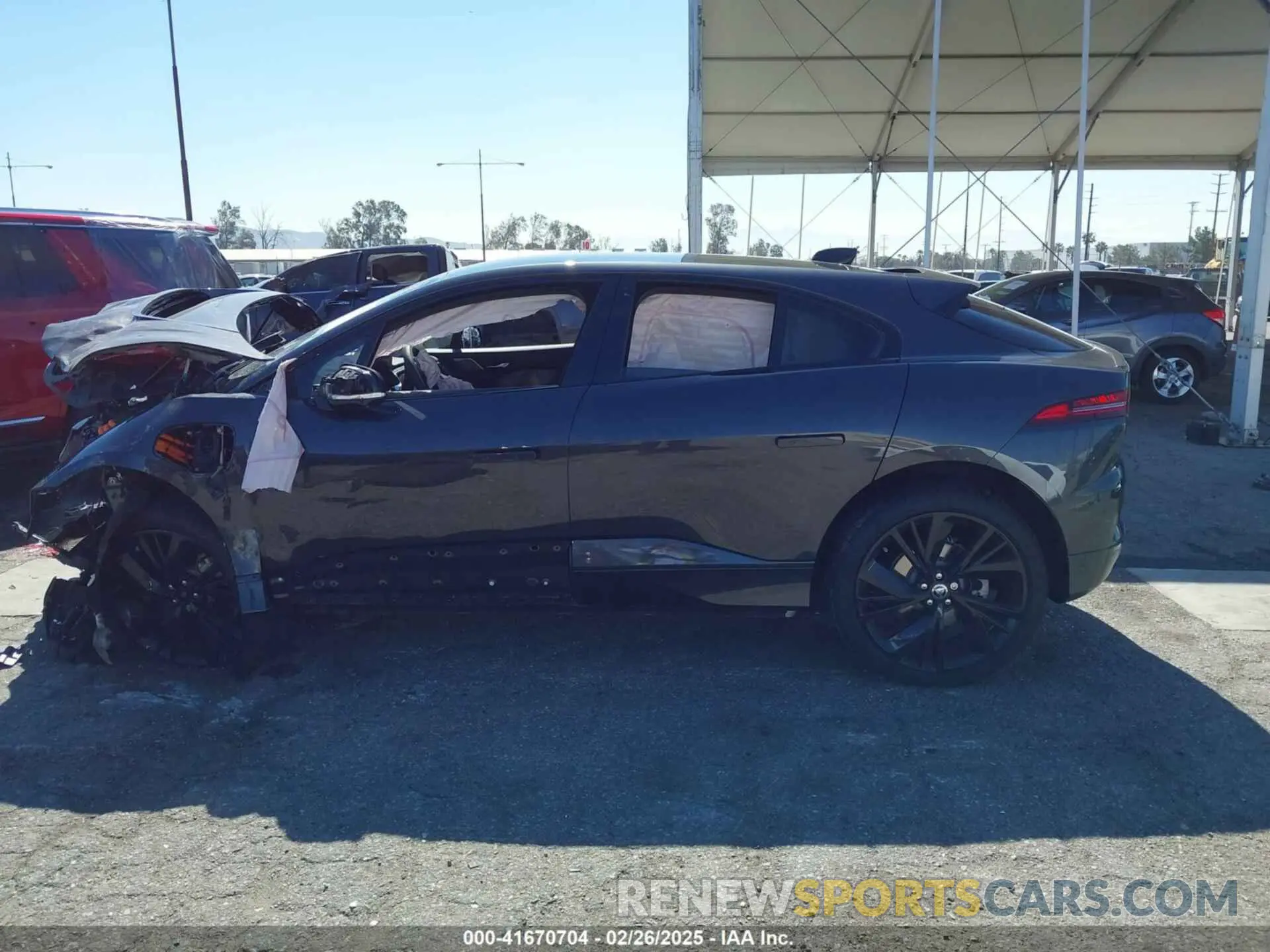 14 fotografías del automóvil dañado SADHM2S10R1632727 JAGUAR I-PACE 2024