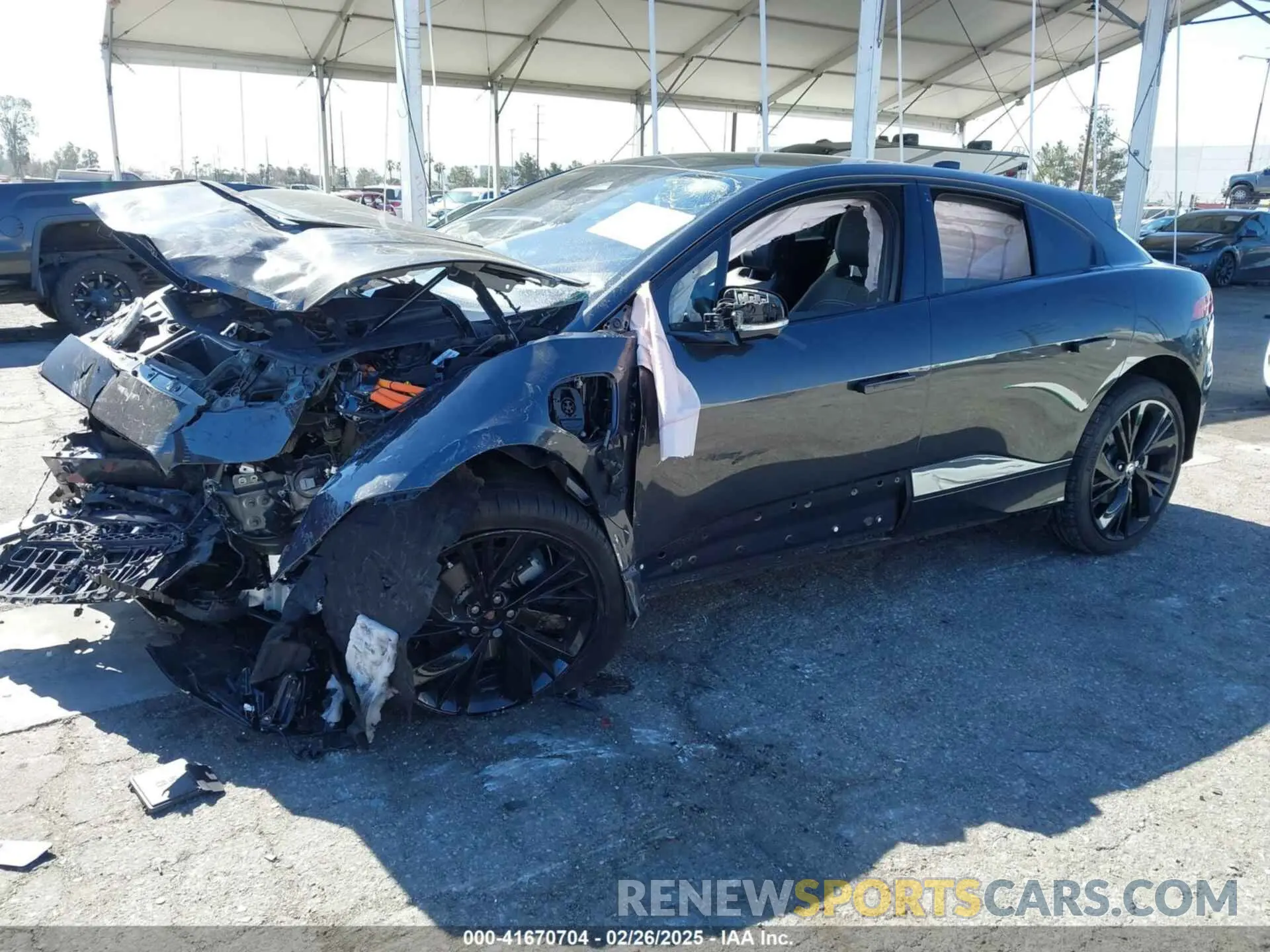 2 fotografías del automóvil dañado SADHM2S10R1632727 JAGUAR I-PACE 2024