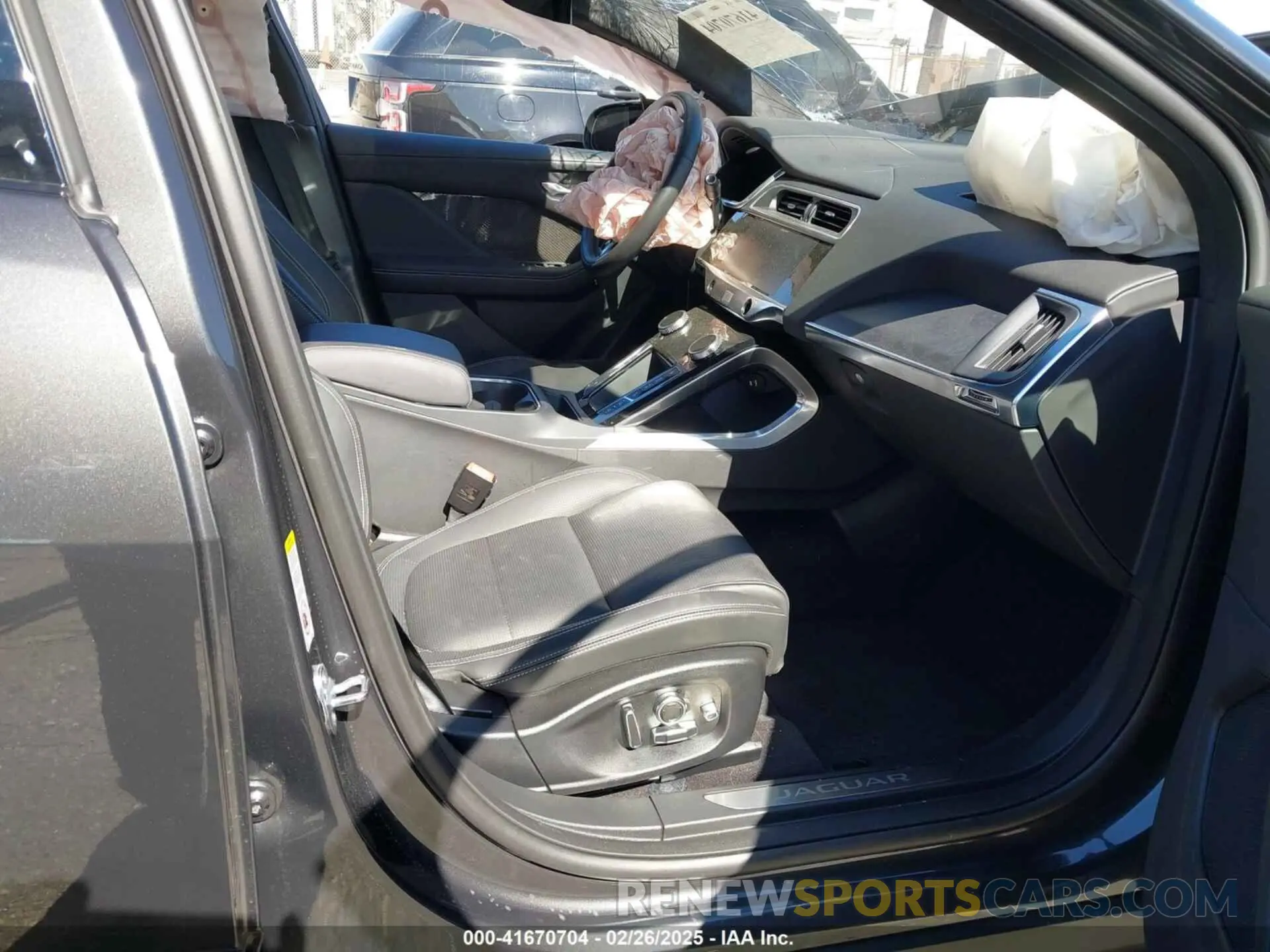 5 fotografías del automóvil dañado SADHM2S10R1632727 JAGUAR I-PACE 2024
