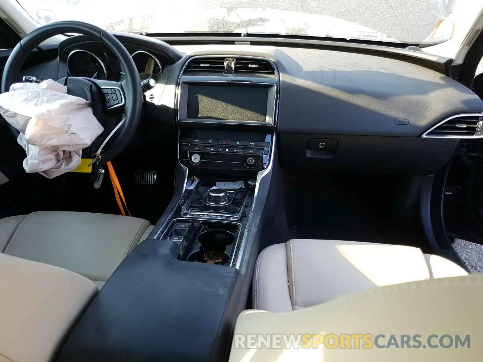 9 fotografías del automóvil dañado SAJAD4FXXKCP48939 JAGUAR XE 2019