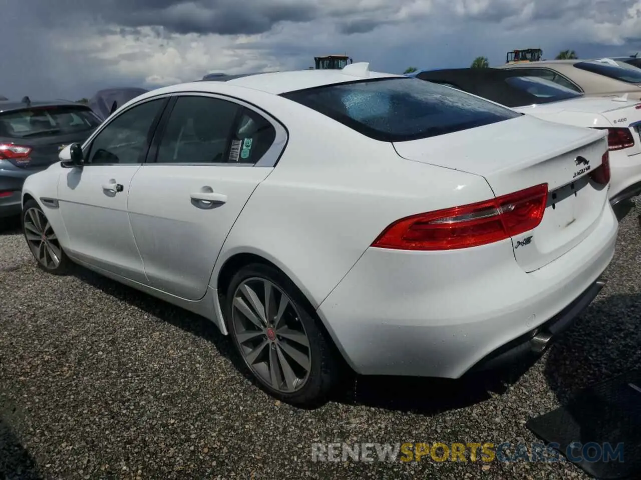 2 fotografías del automóvil dañado SAJAE4FX5KCP53589 JAGUAR XE 2019