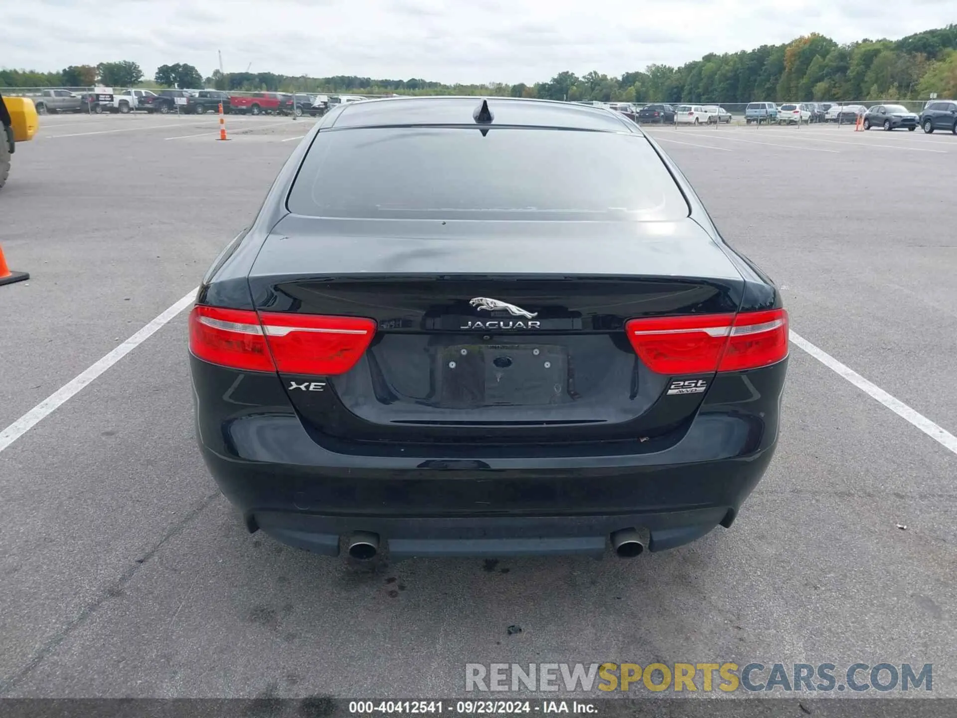 16 fotografías del automóvil dañado SAJAJ4FX8KCP50861 JAGUAR XE 2019