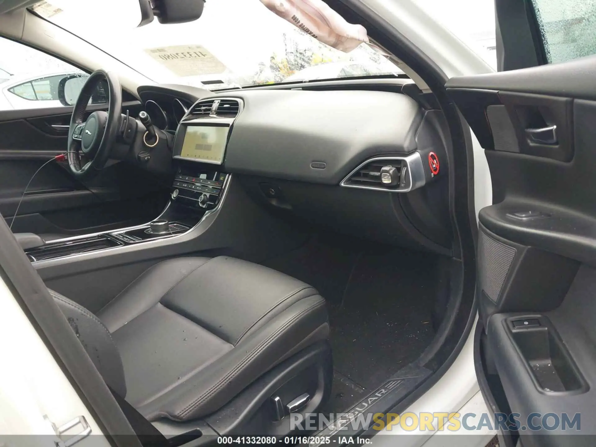 5 fotografías del automóvil dañado SAJAR4FX0KCP52659 JAGUAR XE 2019