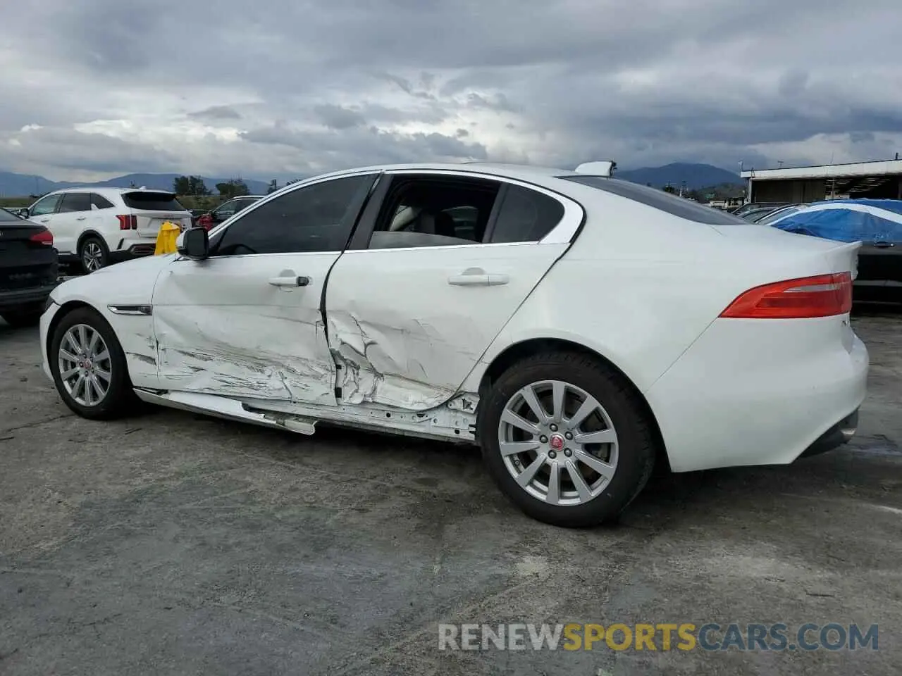 2 fotografías del automóvil dañado SAJAR4FX3KCP49951 JAGUAR XE 2019