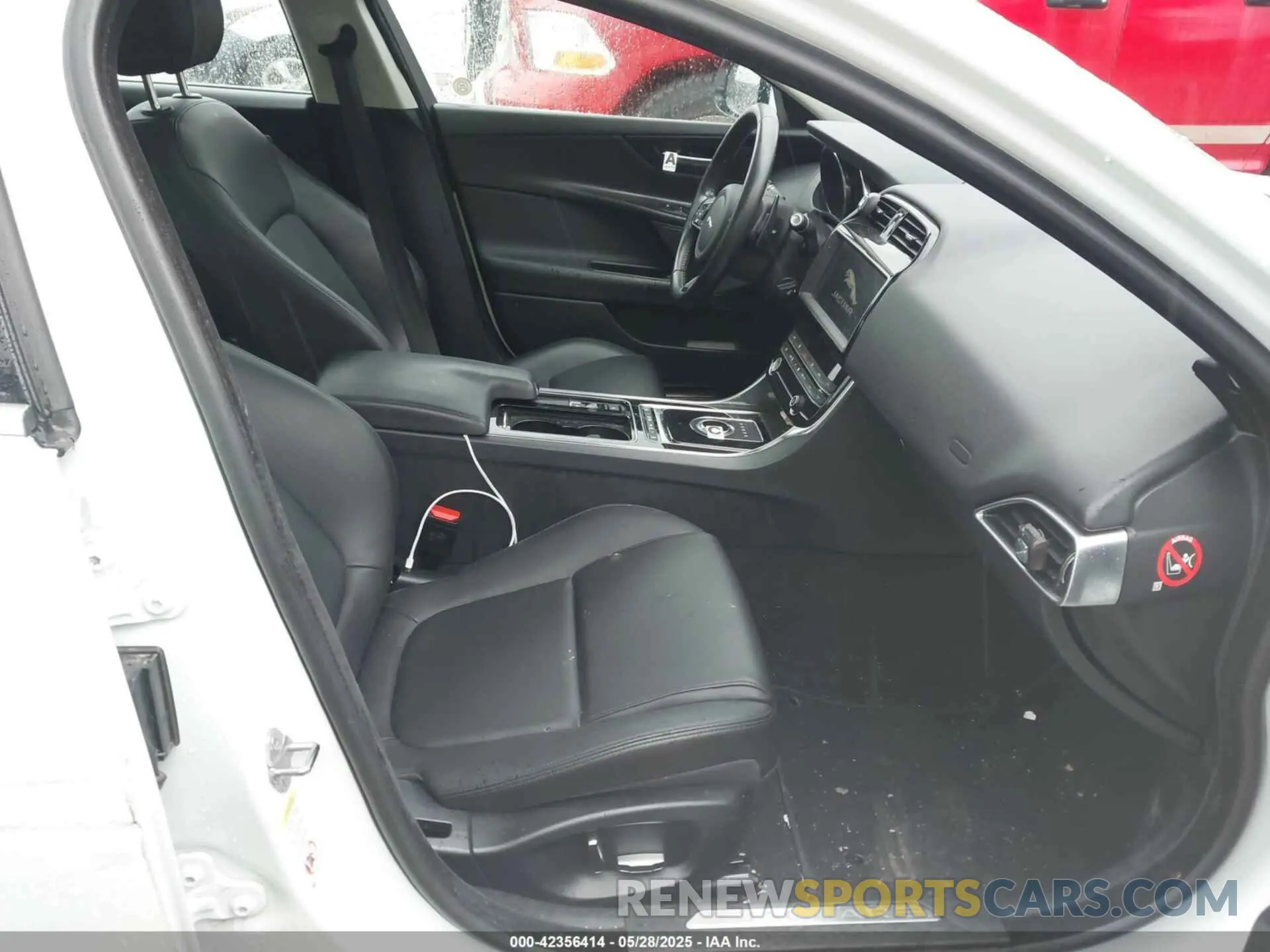 5 fotografías del automóvil dañado SAJAR4FX5KCP52589 JAGUAR XE 2019
