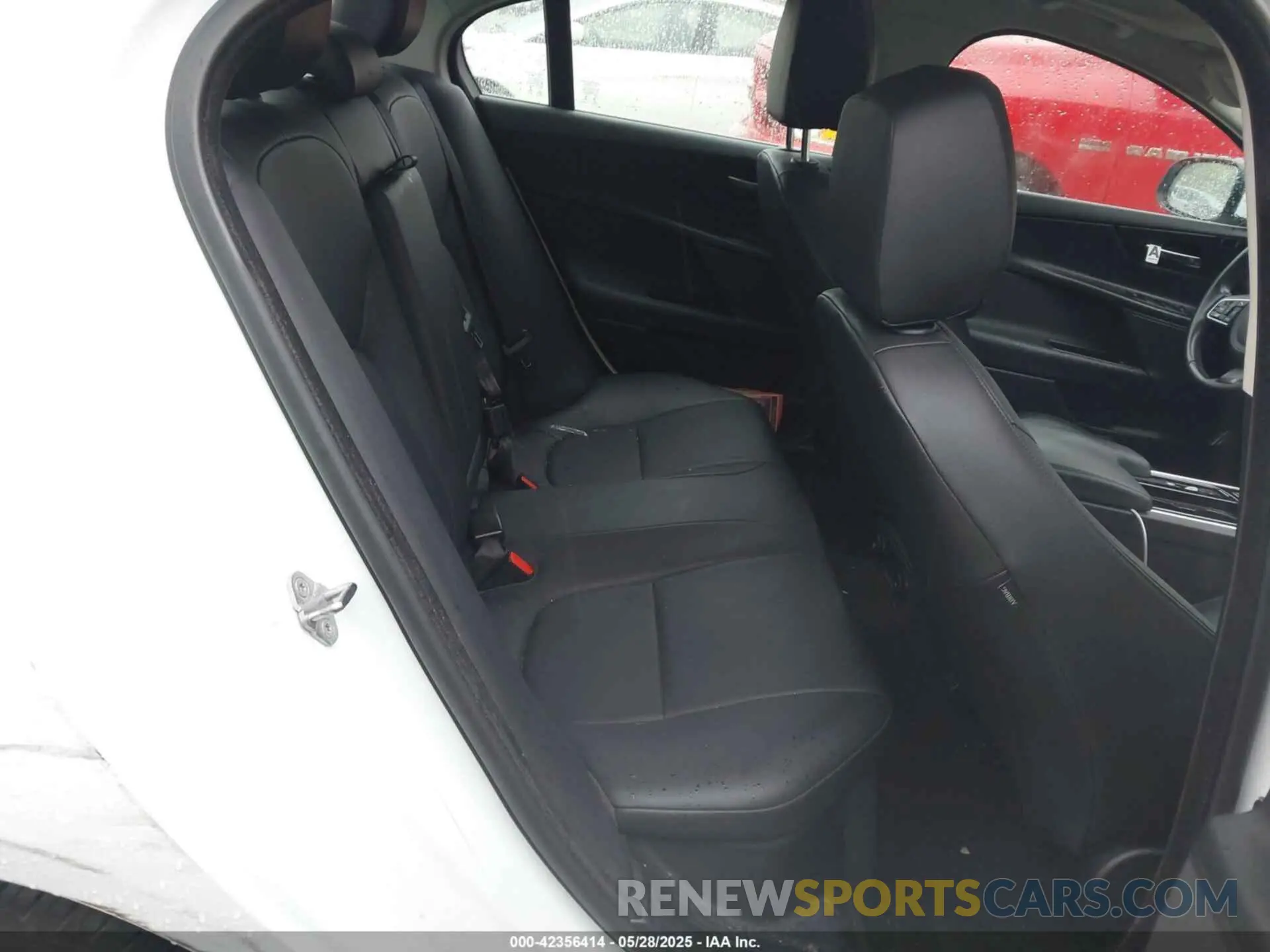 8 fotografías del automóvil dañado SAJAR4FX5KCP52589 JAGUAR XE 2019