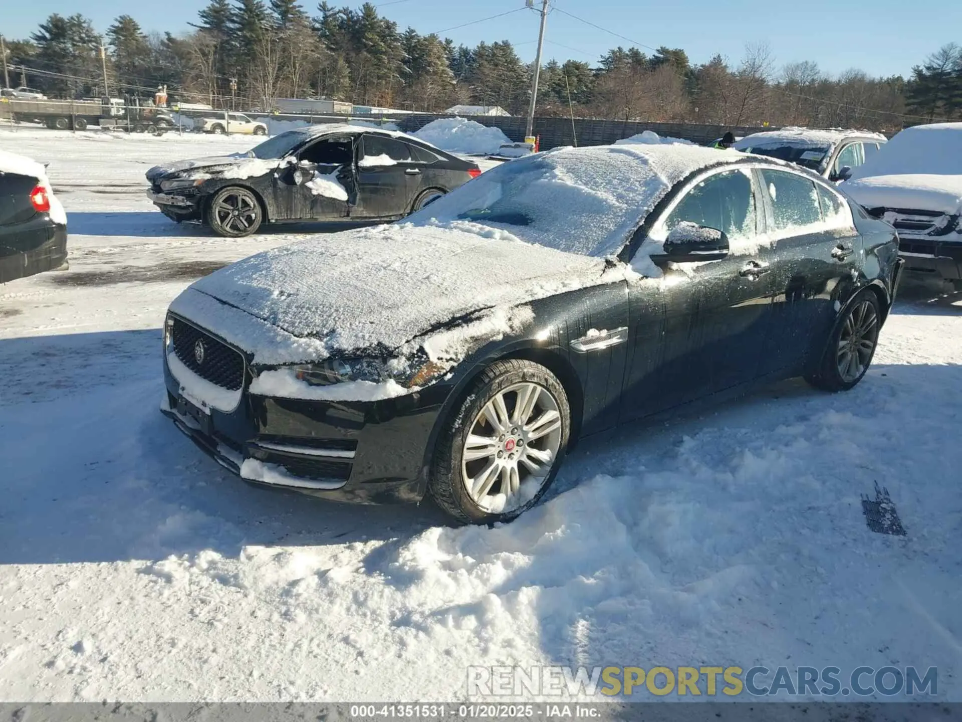 2 fotografías del automóvil dañado SAJAR4FXXKCP52331 JAGUAR XE 2019