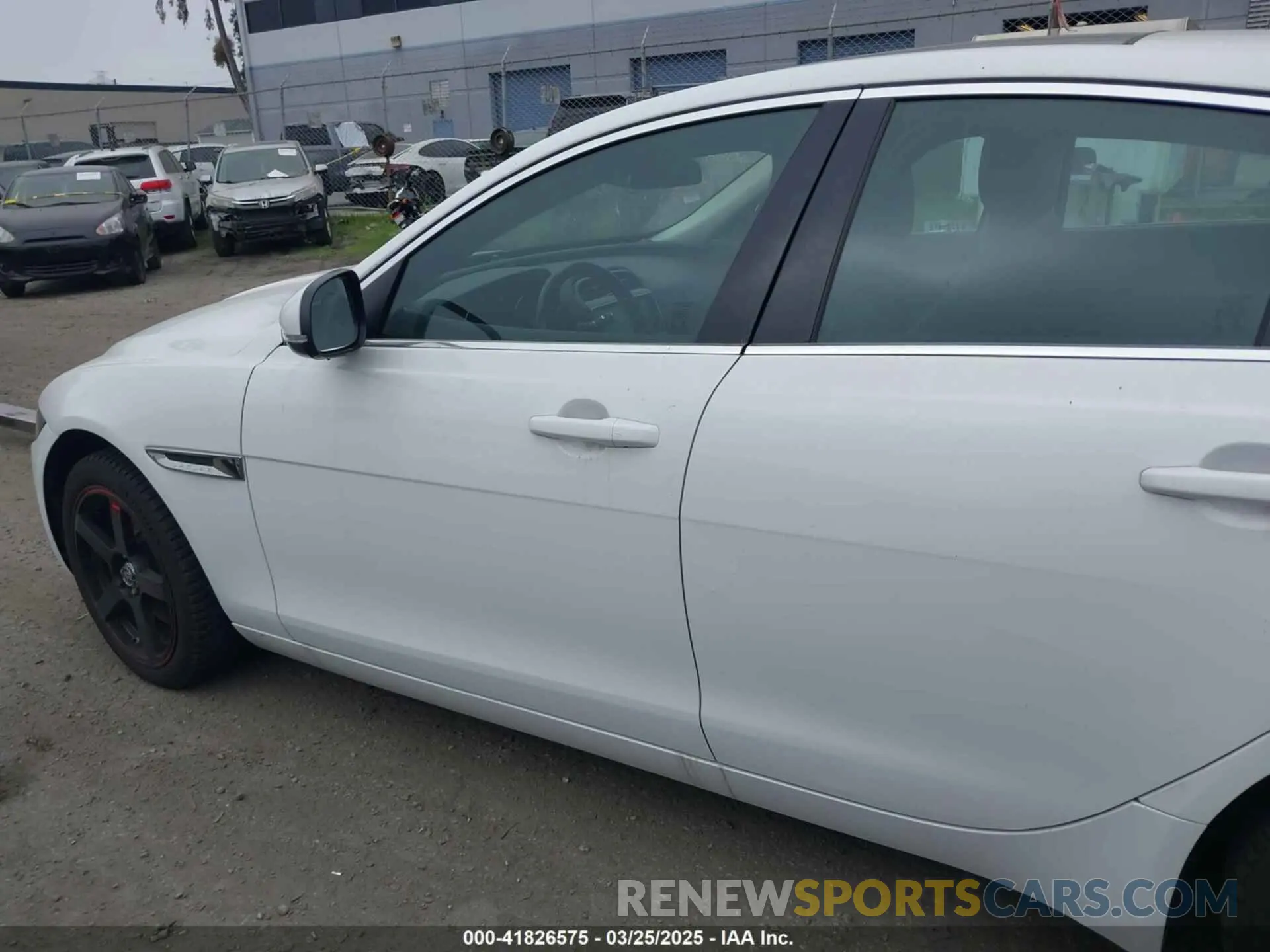 14 fotografías del automóvil dañado SAJAS4FX3KCP52756 JAGUAR XE 2019