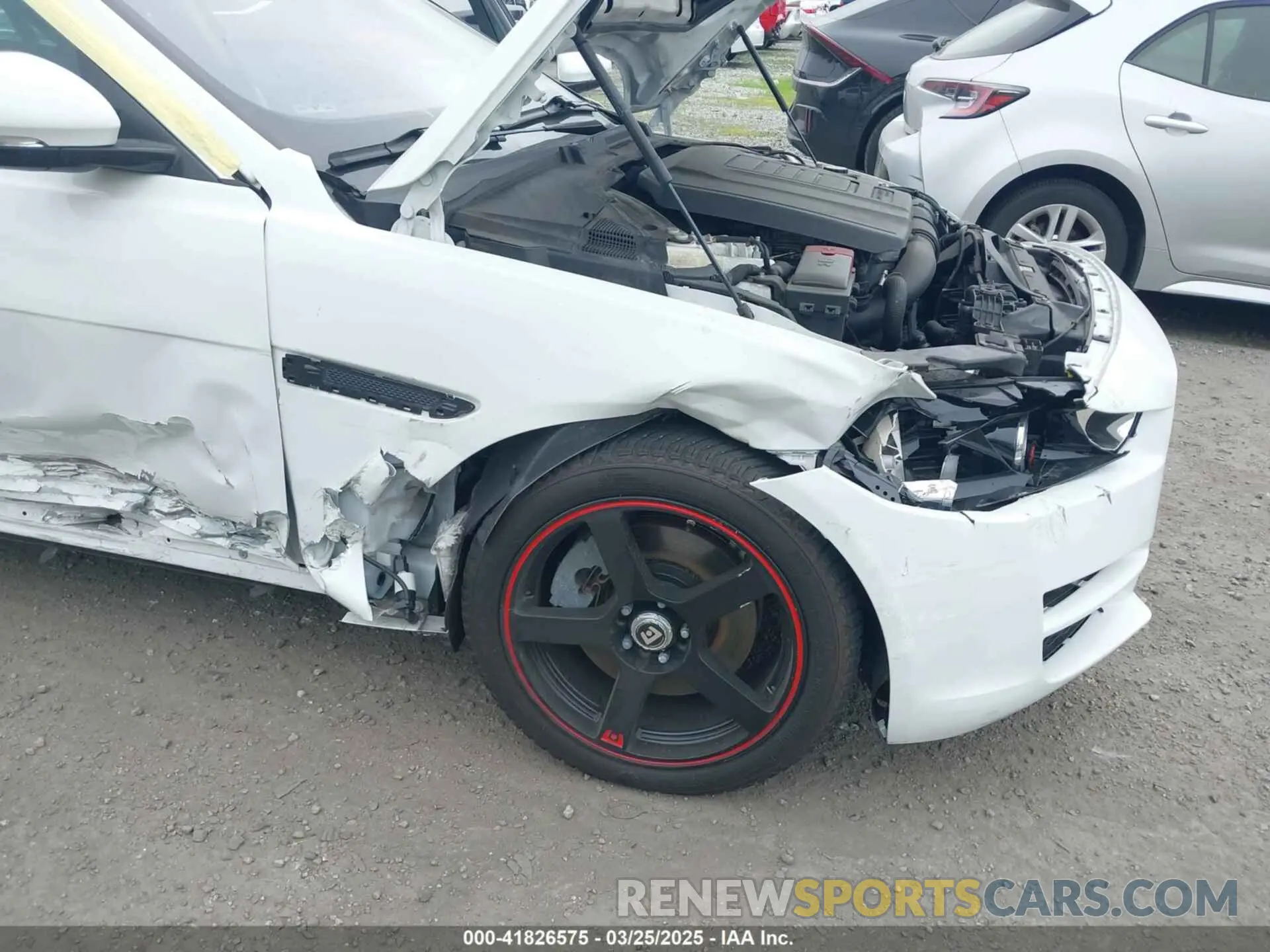 17 fotografías del automóvil dañado SAJAS4FX3KCP52756 JAGUAR XE 2019