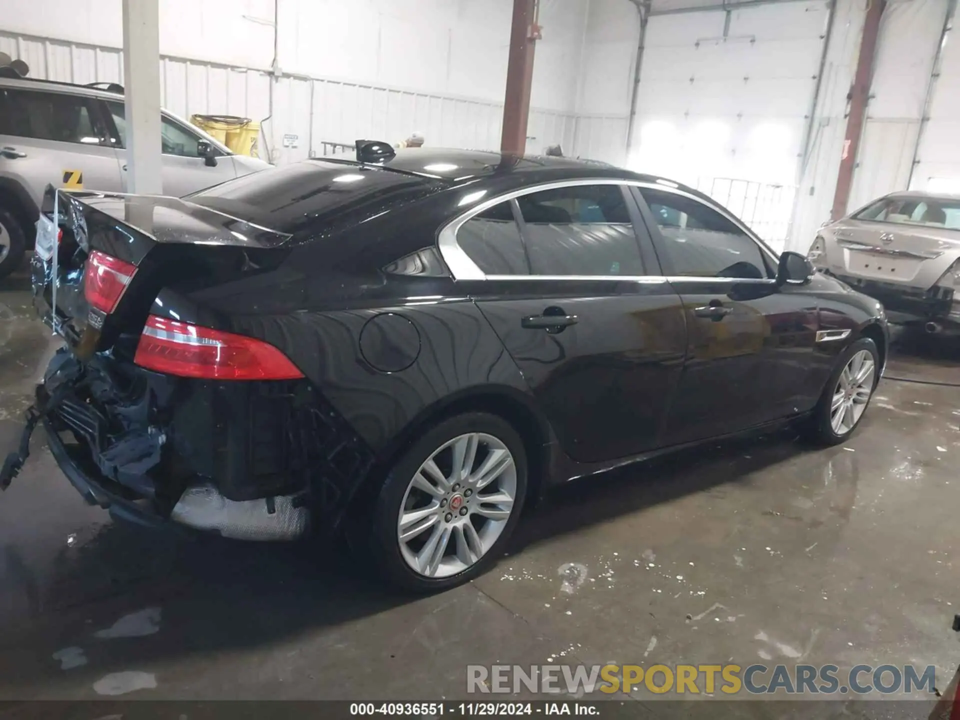 14 fotografías del automóvil dañado SAJAS4FXXKCP52690 JAGUAR XE 2019